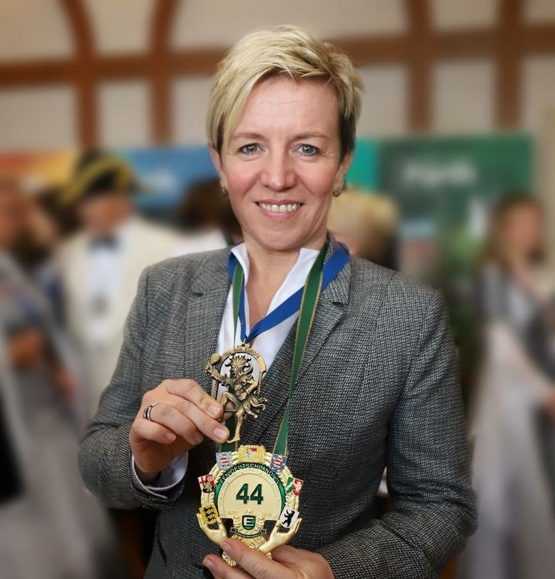 Simone Leuchauer mit dem Orden ,,Till von Europa".