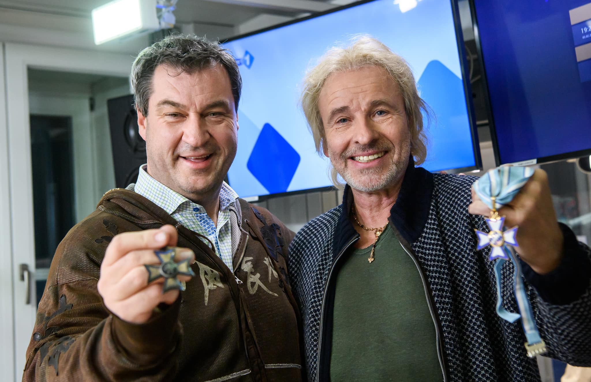 Zwei Franken in München:
Ministerpräsident Dr. Markus Söder (li.) überrascht Thomas Gottschalk mit dem neuen Bayerischen
Verdienstorden.