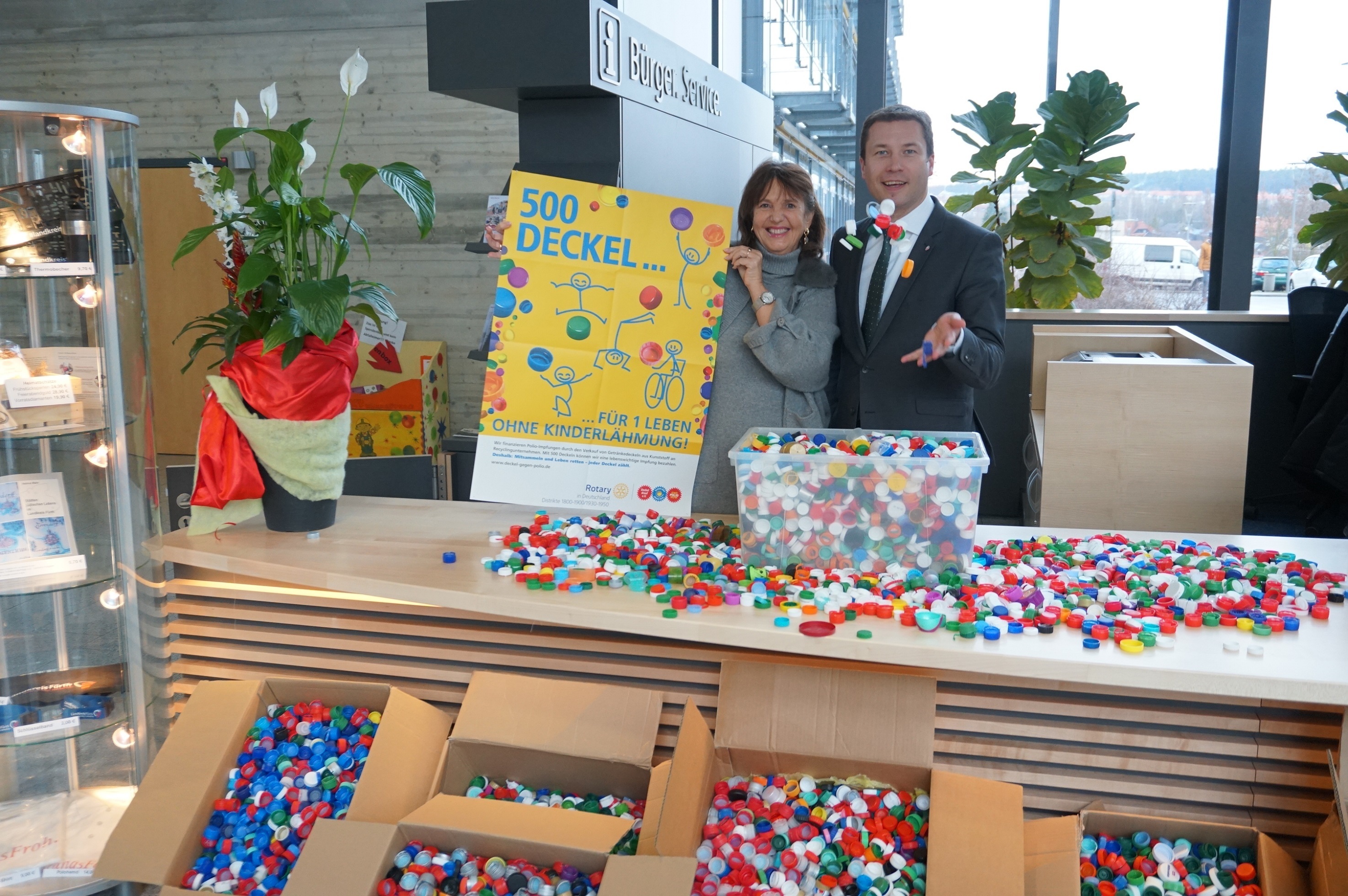 Kleiner Deckel große Wirkung: Landrat Matthias Dießl und Rotary Club Präsidentin Monika Rödl-Kastl freuen sich über das tolle Sammelergebnis.