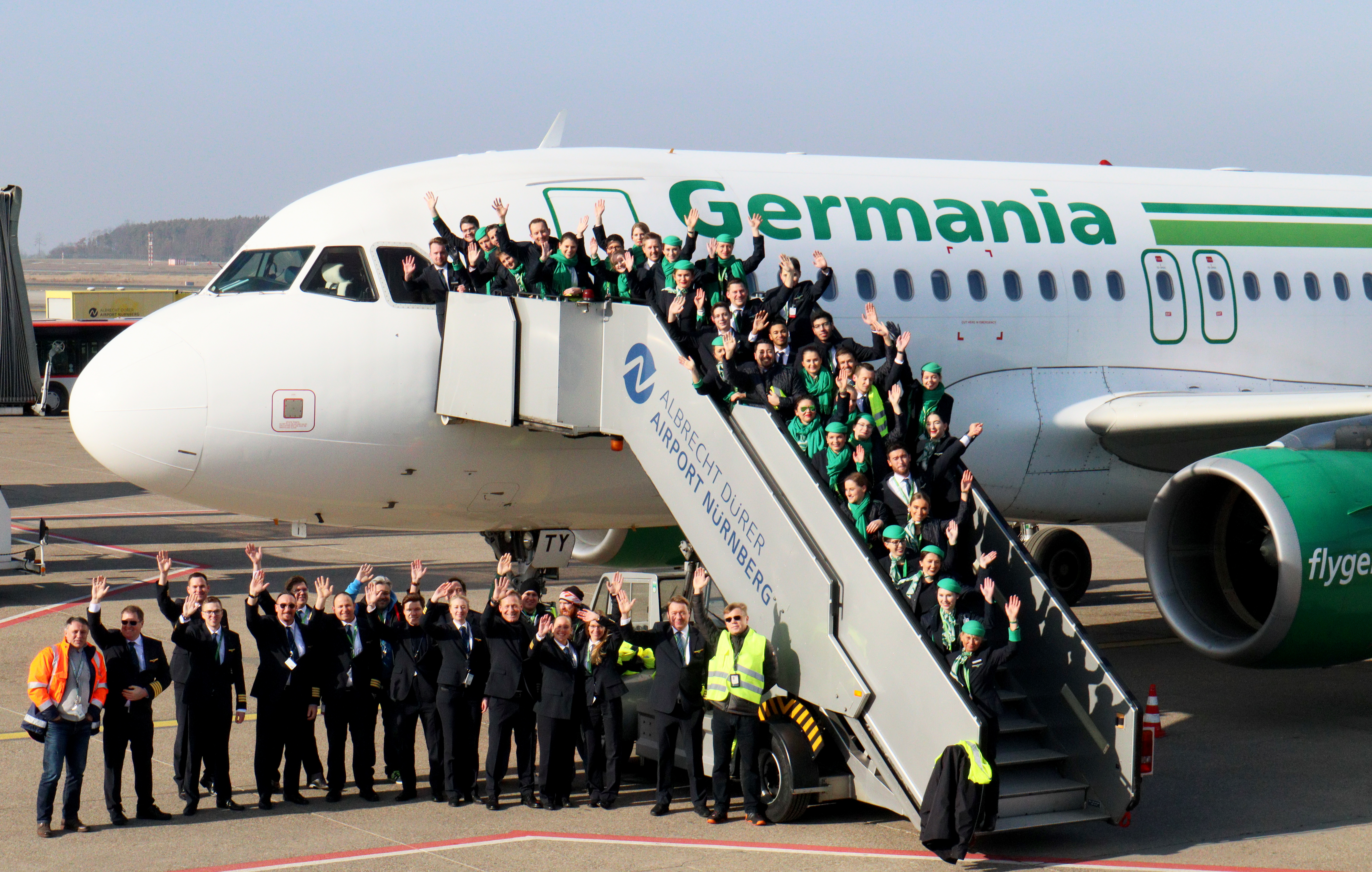 Nun ist es beschlossene Sache: Die Mitarbeiter der Germania verabschieden sich am Airport Nürnberg.