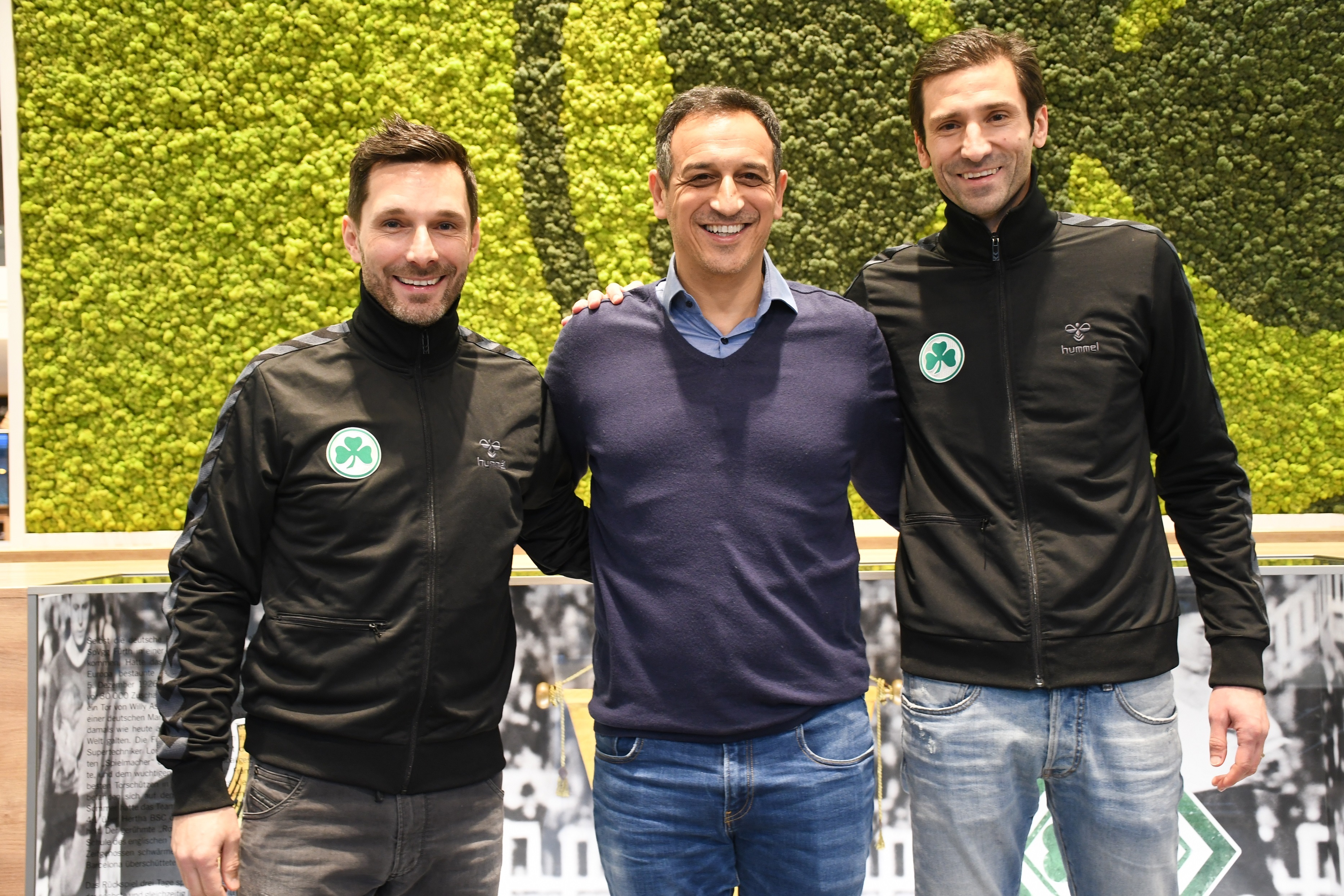 Stefan Leitl (links), der neue Chef-Trainer der SpVgg Greuther Fürth, und sein Co-Trainer Andre Mijatovic (rechts) waren zuvor beim FC Ingolstadt tätig. Rachid Azzouzi ist mit den neuen Führungskräften sichtlich zufrieden.