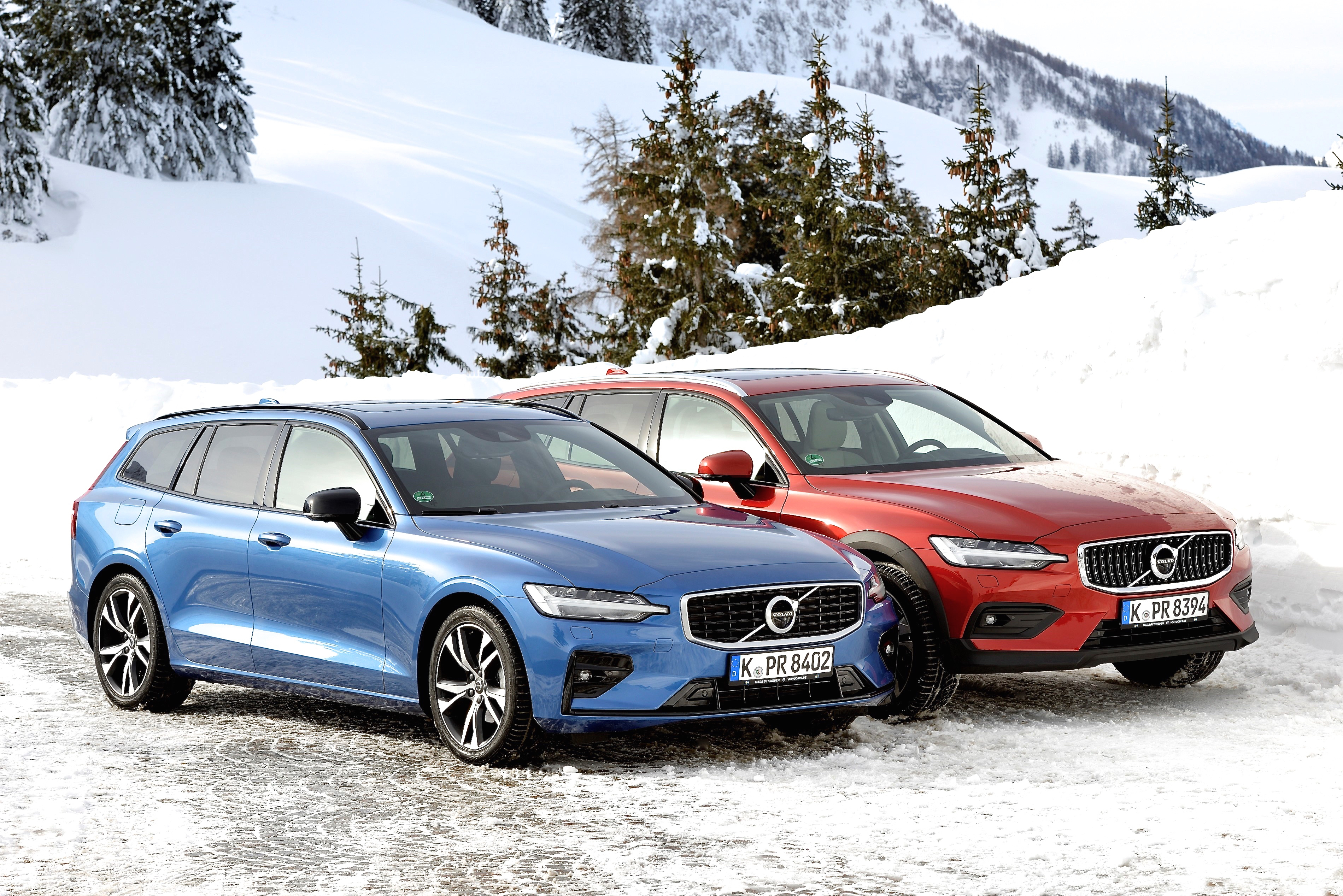 Volvo V60 R-Design (links) und Cross Country. Foto: Auto-Medienportal.Net/Volvo