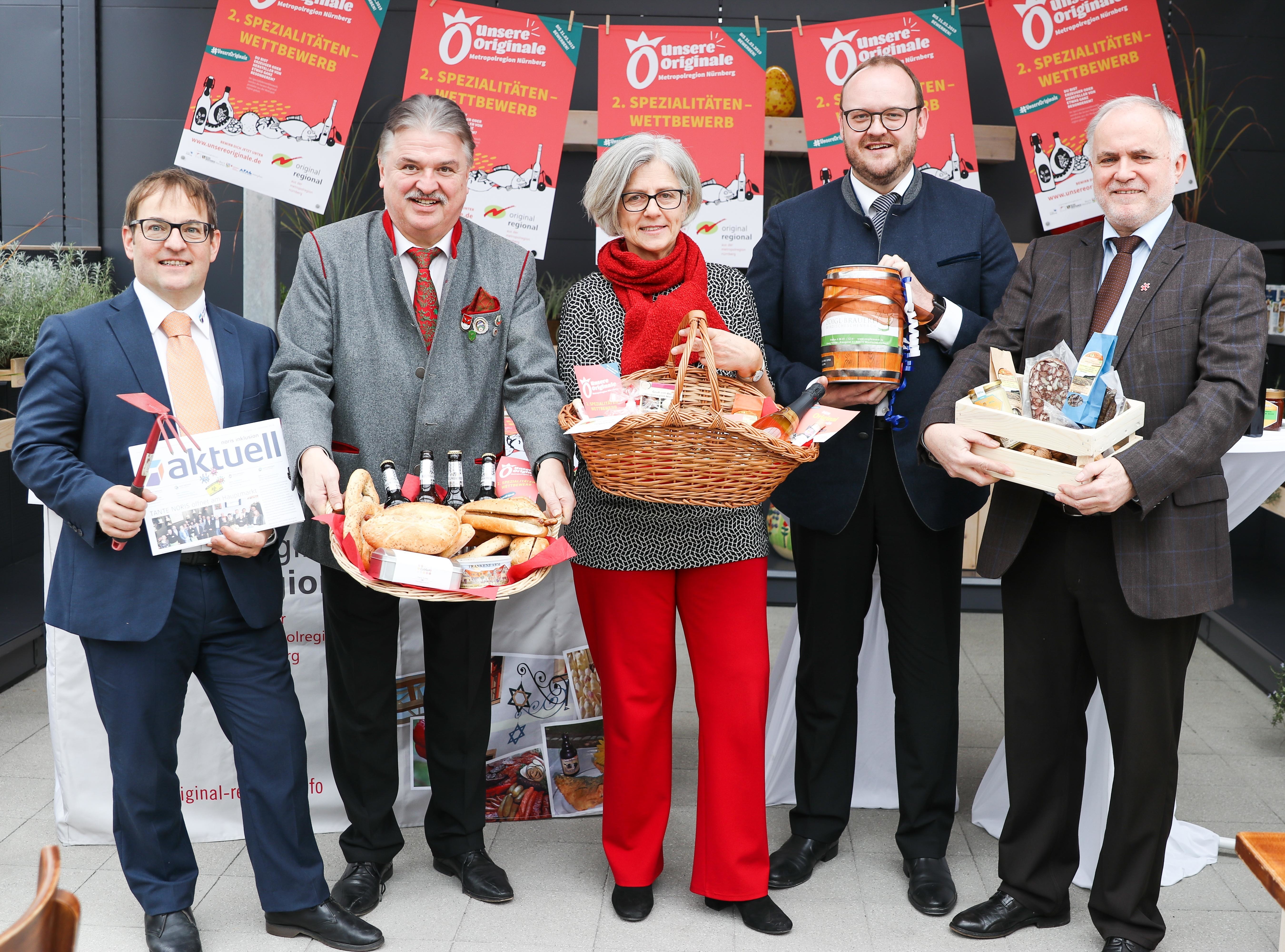 Start des 2. Spezialitäten-Wettbewerbs der Regionalkampagne „Original Regional“ (v.l.): Christian Schadinger, Geschäftsführer Noris Inklusion, Landrat Klaus Peter Söllner (Landkreis Kulmbach), Sprecher des 2. Spezialitäten-Wettbewerbs, Dr. Christa Standecker (Geschäftsführerin Metropolregion Nürnberg), Landrat Andreas Meier (Landkreis Neustadt a.d. Waldnaab) und
Landrat Herbert Eckstein (Landkreis Roth), Sprecher der Regionalkampagne Original Regional.