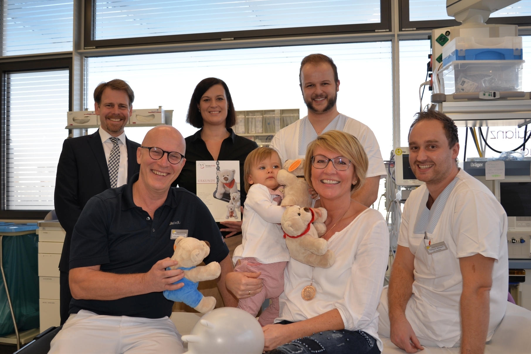 Freuen sich über die gespendeten Teddybären:
Erste Reihe v.l.: Chefarzt Dr. Bernhard Drummer, Leni und Barbara Dümler, Krankenpfleger Clemens Altmann. Zweite Reihe: Geschäftsführer Sven Oelkers, Corinna Steffl und Krankenpfleger Carl Göttler