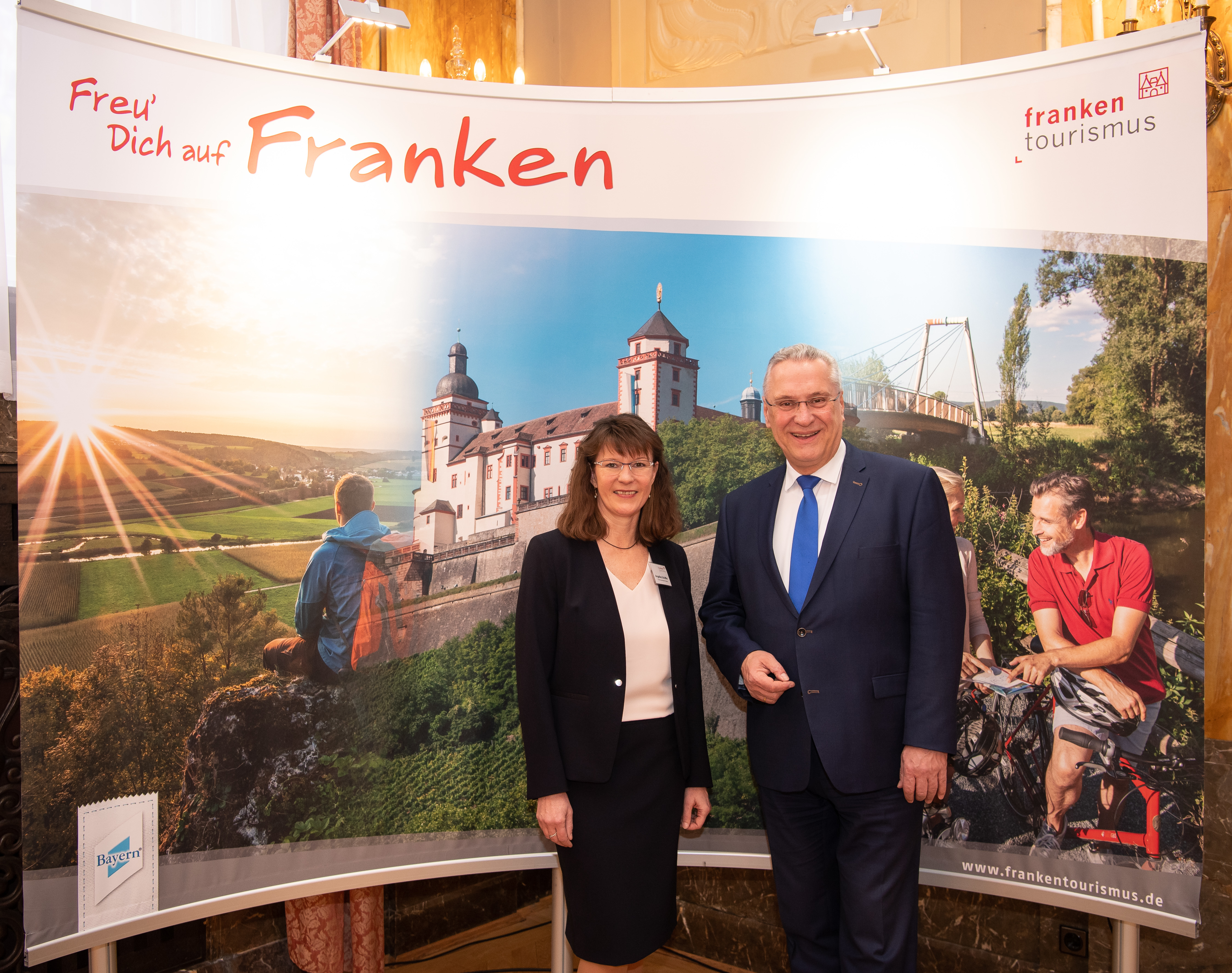 Staatsminister Joachim Herrmann und Angelika Schäffer (Geschäftsführerin Tourismusverbund Franken e.V.) auf der Pressekonferenz „FrankenTourismus – Bilanz und Ausblick“.
