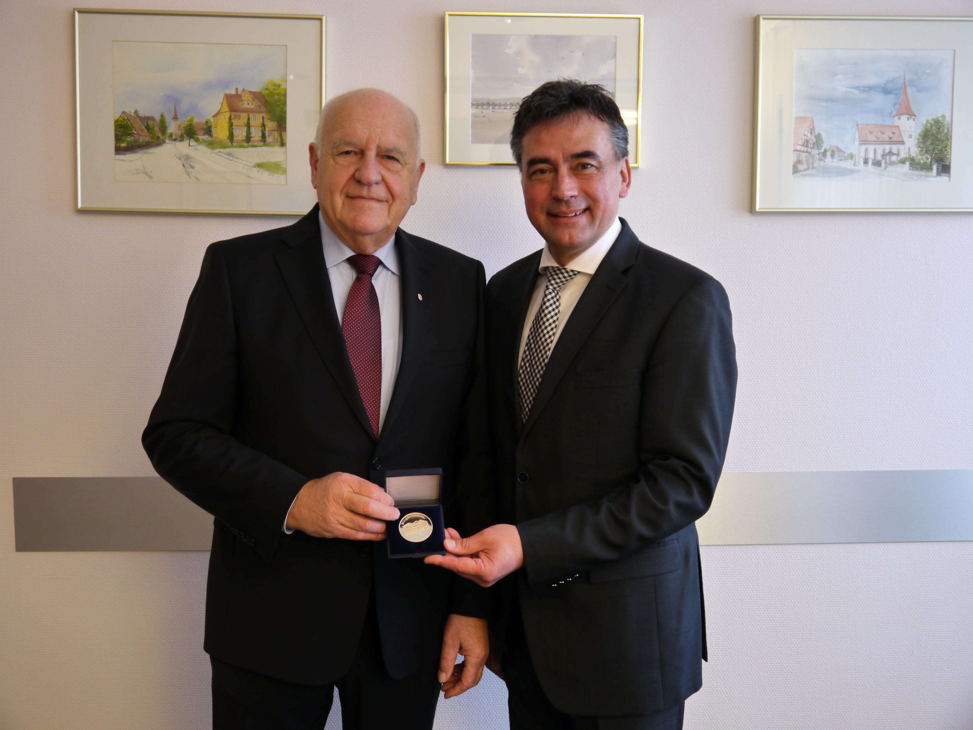 Willi Maueröder (l.) freut sich über die Medaille, die ihm von Robert Pfann überreicht wird.