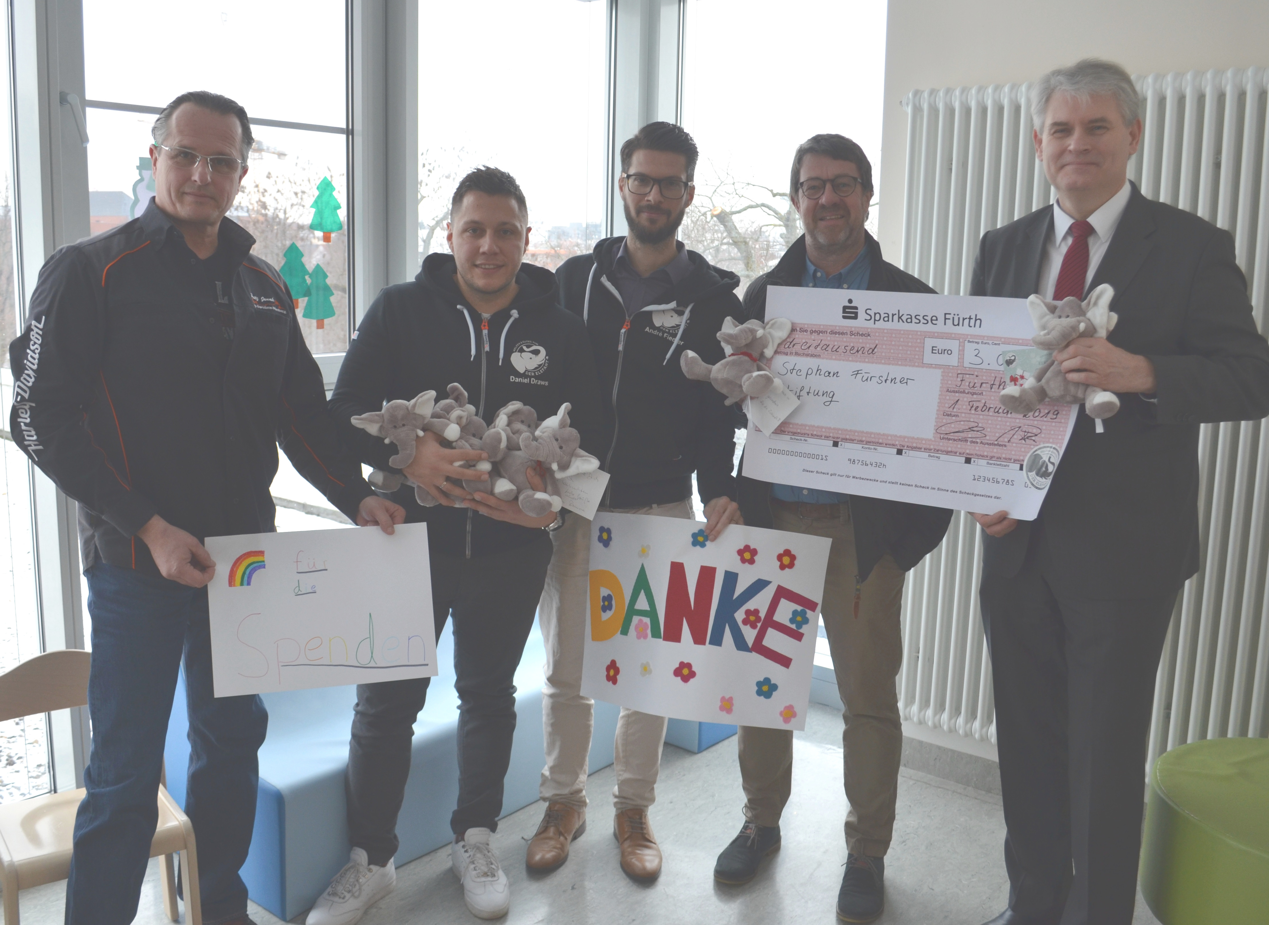 Die Spender Fritz Jonak, Daniel Draws und André Fiedler sowie Klaus Schardt von der Stephan Fürstner-Stiftung und Peter Rahn, Geschäftsführender Leiter der Klinik Hallerwiese/Cnopfsche Kinderklinik (von links).