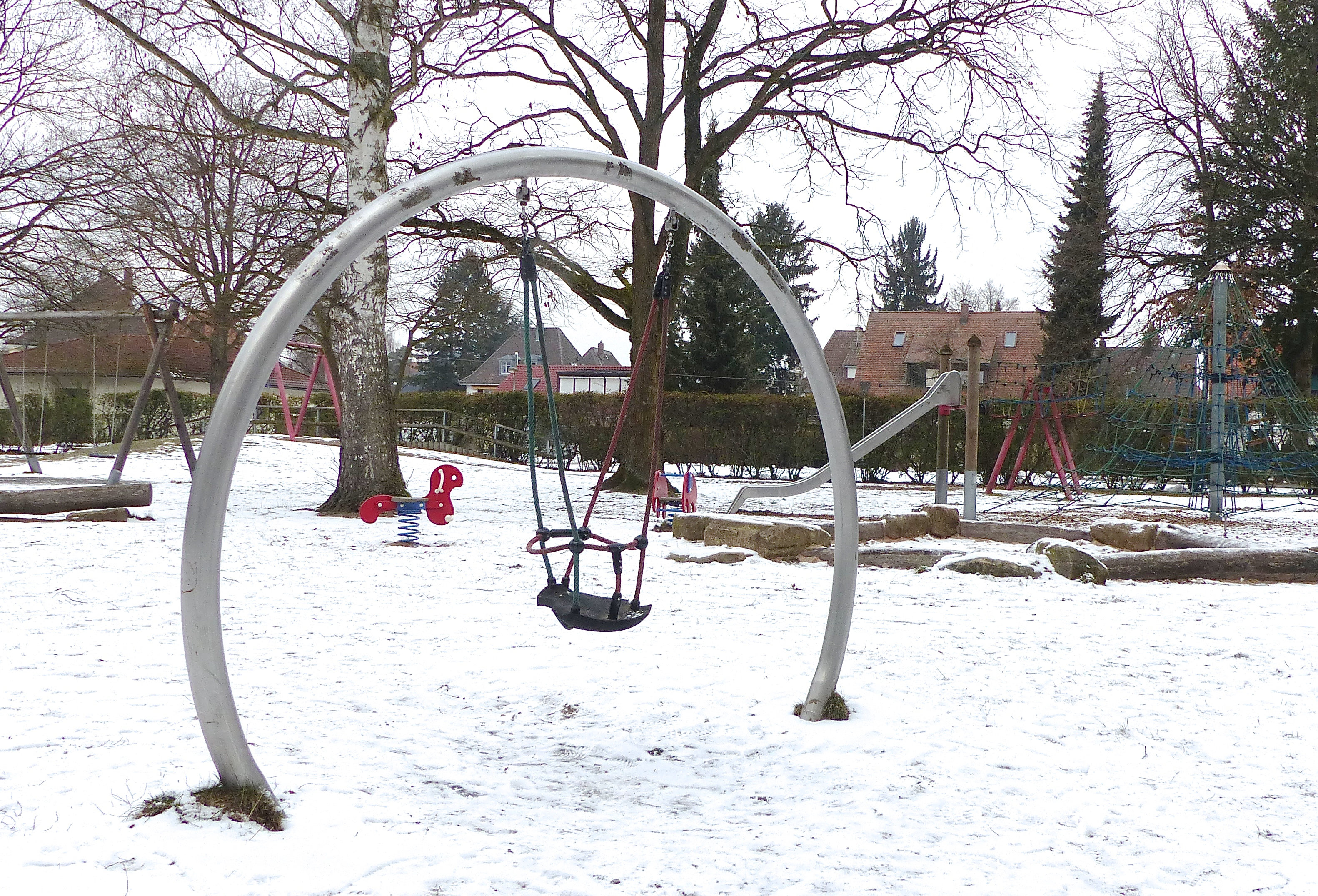 Momentan befindet sich der Spielplatz an der Komotauer Straße eher im Winterschlaf. Geht es nach dem Willen der Stadt, wird die Anlage als Paradies für Kinder erhalten und modernisiert. Foto: © Uwe Müller