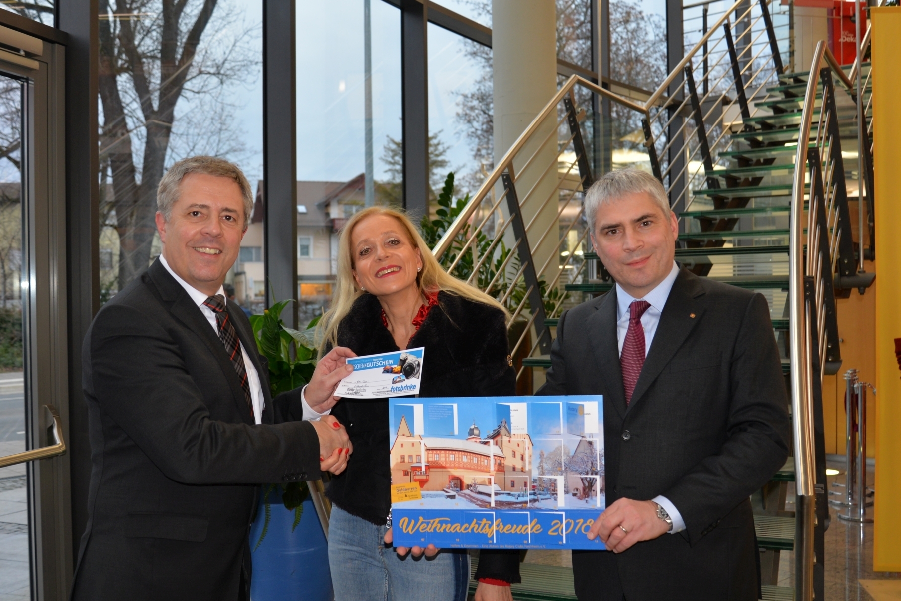 Sparkassendirektor Harald Reinsch gratuliert der Gewinnerin Ute-Michaela Kladny gemeinsam mit Rotary-Präsident Michael Waasner (v.l.).