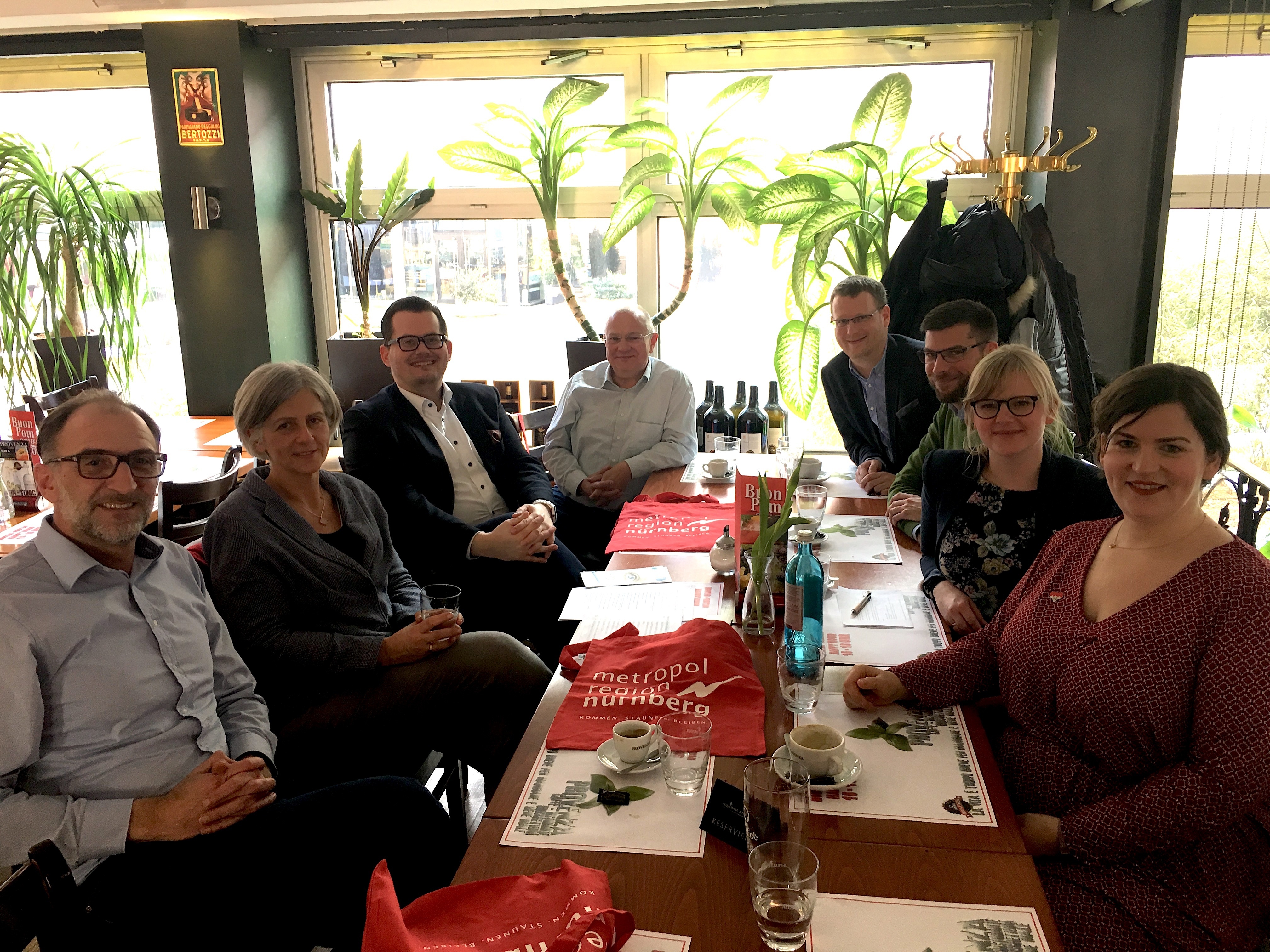 Wirtschaftsjunioren Nürnberg mit Dr. Christa Standecker (Mitte links)