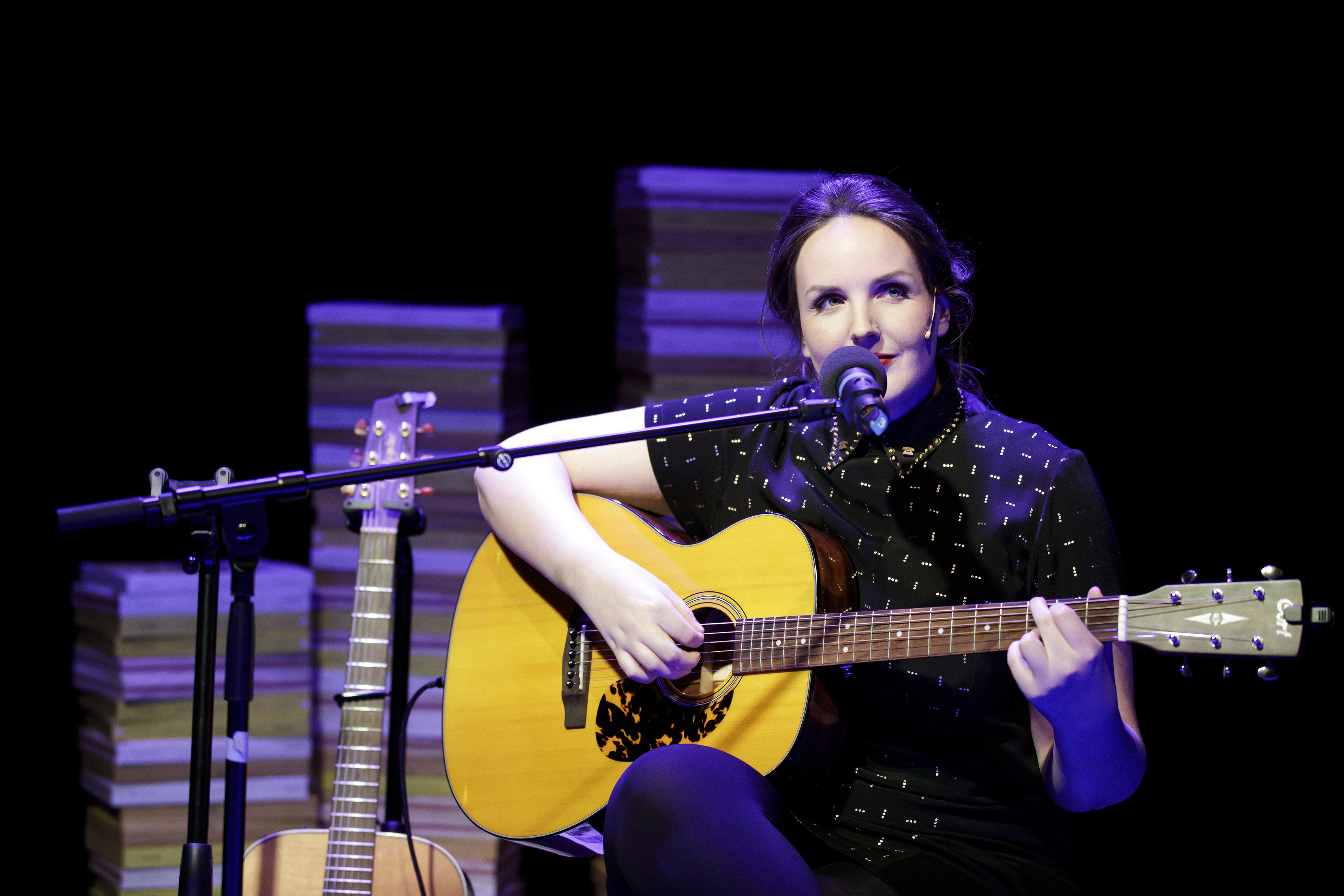 Ein musikalischer Soloabend mit „Liedern durchs Telefon“ von und mit Lea Sophie Salfeld.