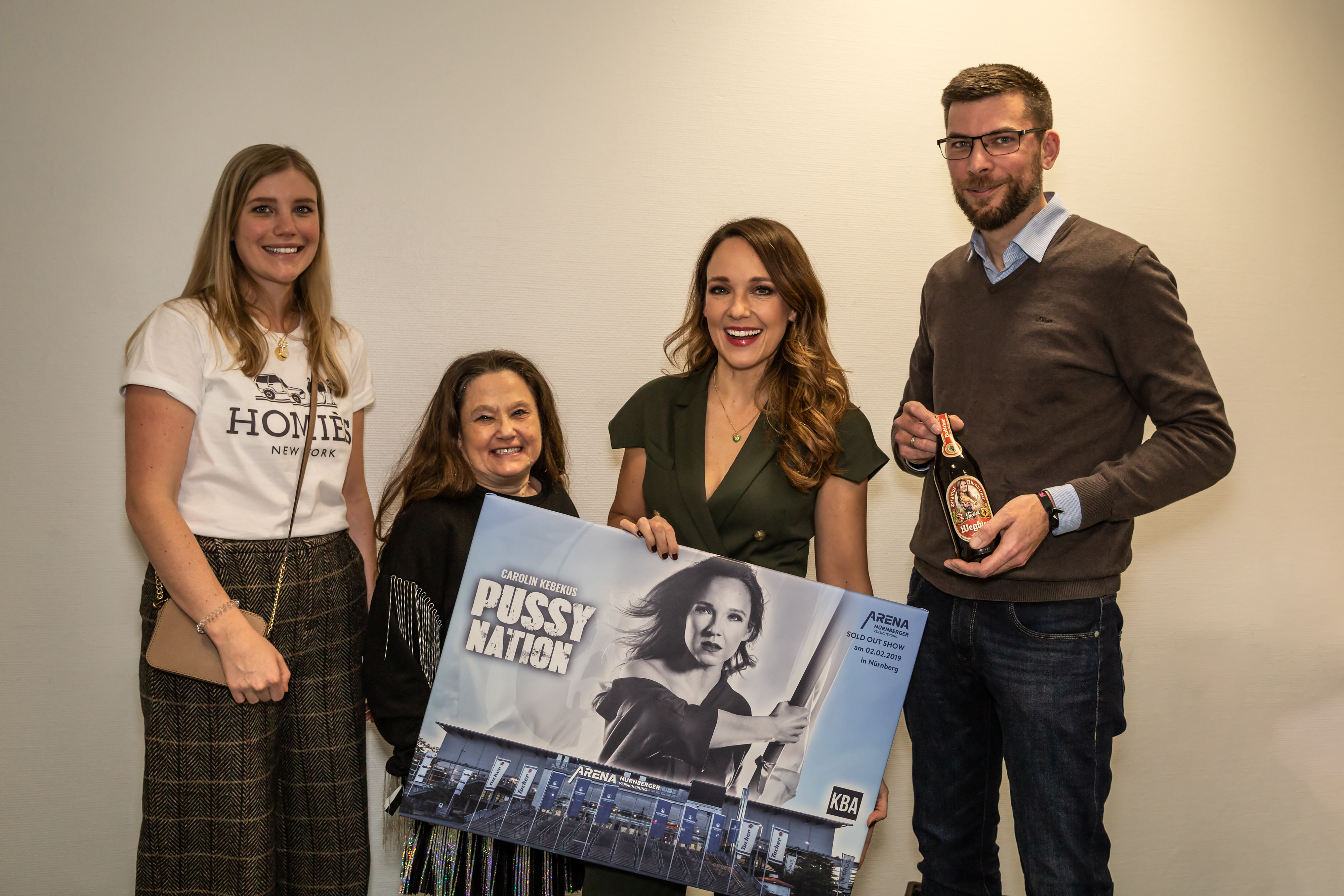 Bei der Übergabe des Sold Out Awards: Danielle Fischer (Unternehmenskommunikation NÜRNBERGER Versicherung), Maria Löffler-Kistler (Geschäftsführerin beim Veranstalter Konzertbüro Augsburg GmbH), Carolin Kebekus und Oliver Dürrbeck (Marketingleiter der ARENA Nürnberg Betriebs GmbH).