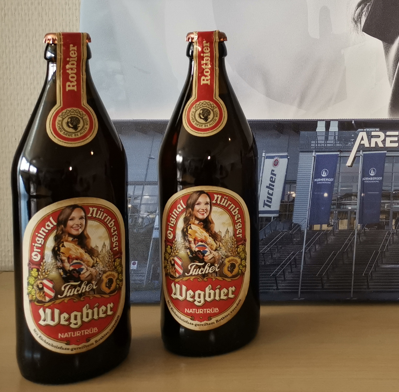 Man muss genau hinsehen: Diese beiden Flaschen mit Tucher Rotbier haben ein ganz besonderes Etikett.