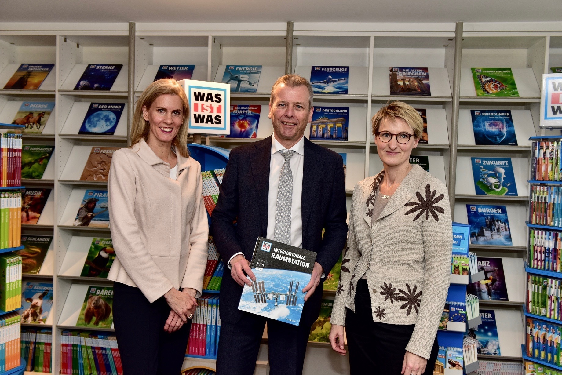 Constanze Oschmann (li., Unternehmensfamilie Müller Medien), Dr. Ulrich Maly und Tessloff-Geschäftsführerin Katja Meinecke-Meurer.