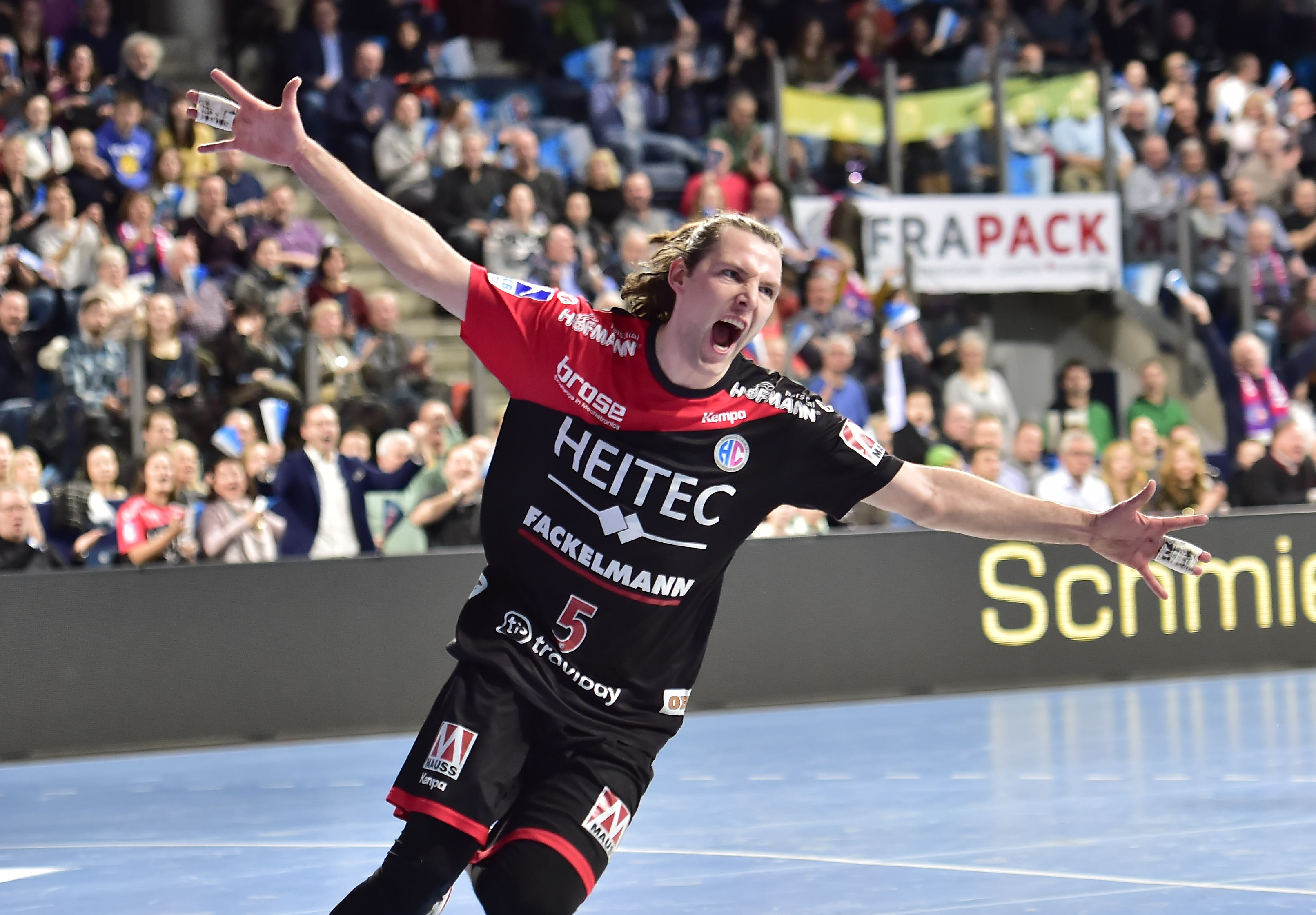 Toooor! HCE-Rechtsaußen Johannes Sellin fliegt jubelnd auf seine Mitspieler zu.
