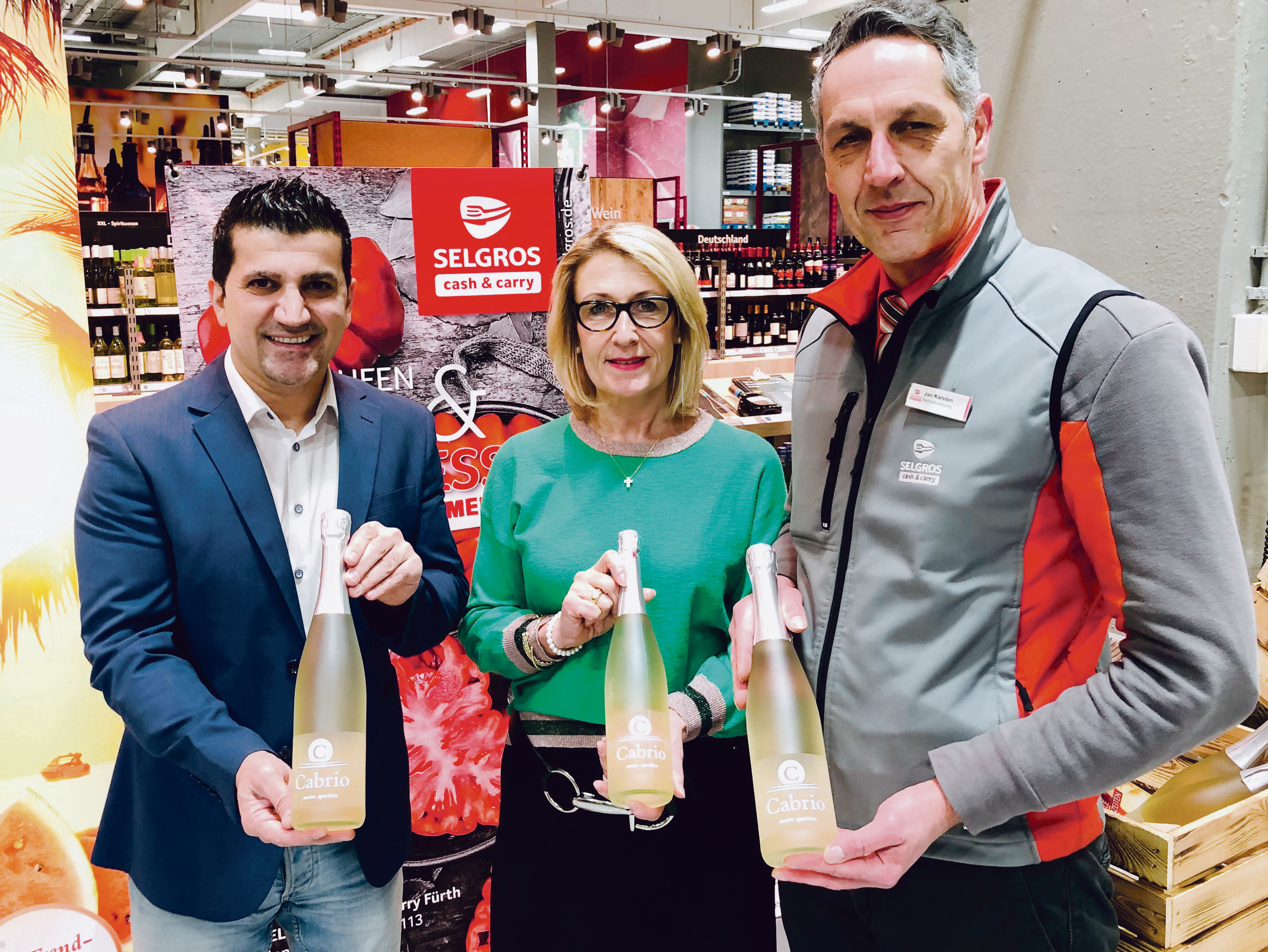 Bei Selgros in Poppenreuth: Adelo Kadir (li.) mit Geschäftsleiterin Doris Lautner und Jan Karsten
(Betriebsleiter Food).