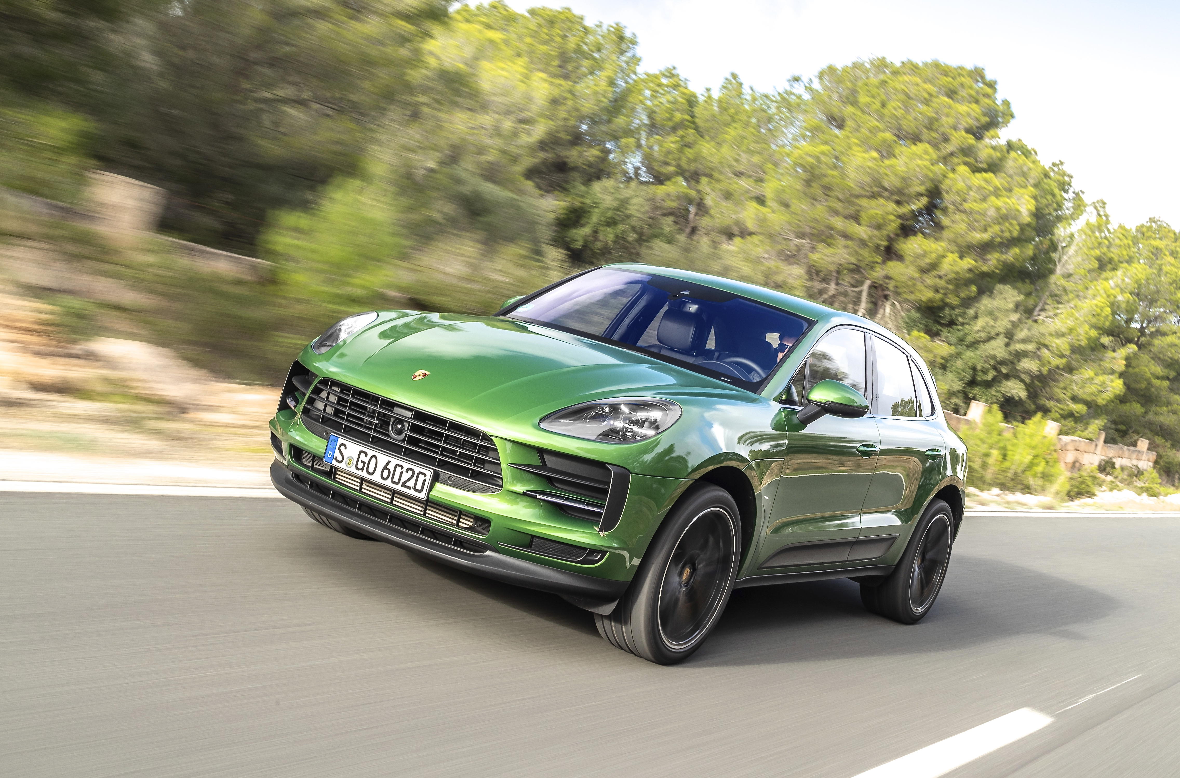 Der Porsche Macan lässt sich auf der Straße und im Gelände bestens manövrieren, was besonders mit dem optionalen GT-Sportlenkrad richtig Spaß macht. Foto: Auto-Medienportal.Net/Porsche