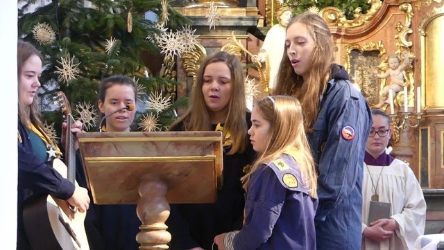 Pfadfinderinnen und Pfadfinder brachten das Friedenslicht in die Kirchen Sankt Petrus und Marcellinus in Trunstadt und nach Viereth in die Kirche Sankt Jakobus.