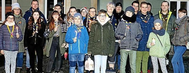 Vier Pfadfinder vom Stamm Falken vom Greifenstein (Bad Blankenburg) haben das Friedenslicht am 3. Adventssonntag in Linz abgeholt und in den Erfurter Dom gebracht.