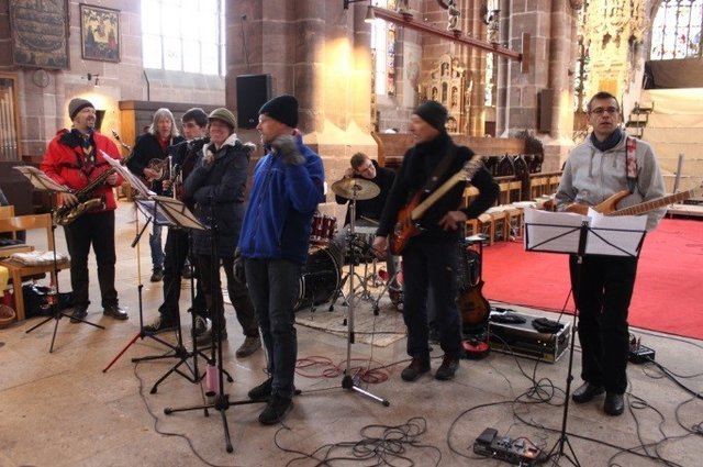 Die Ketzer Combo aus Erlangen spielen bei der Aussendungsfeier in der Nürnberger Lorenzkirche.