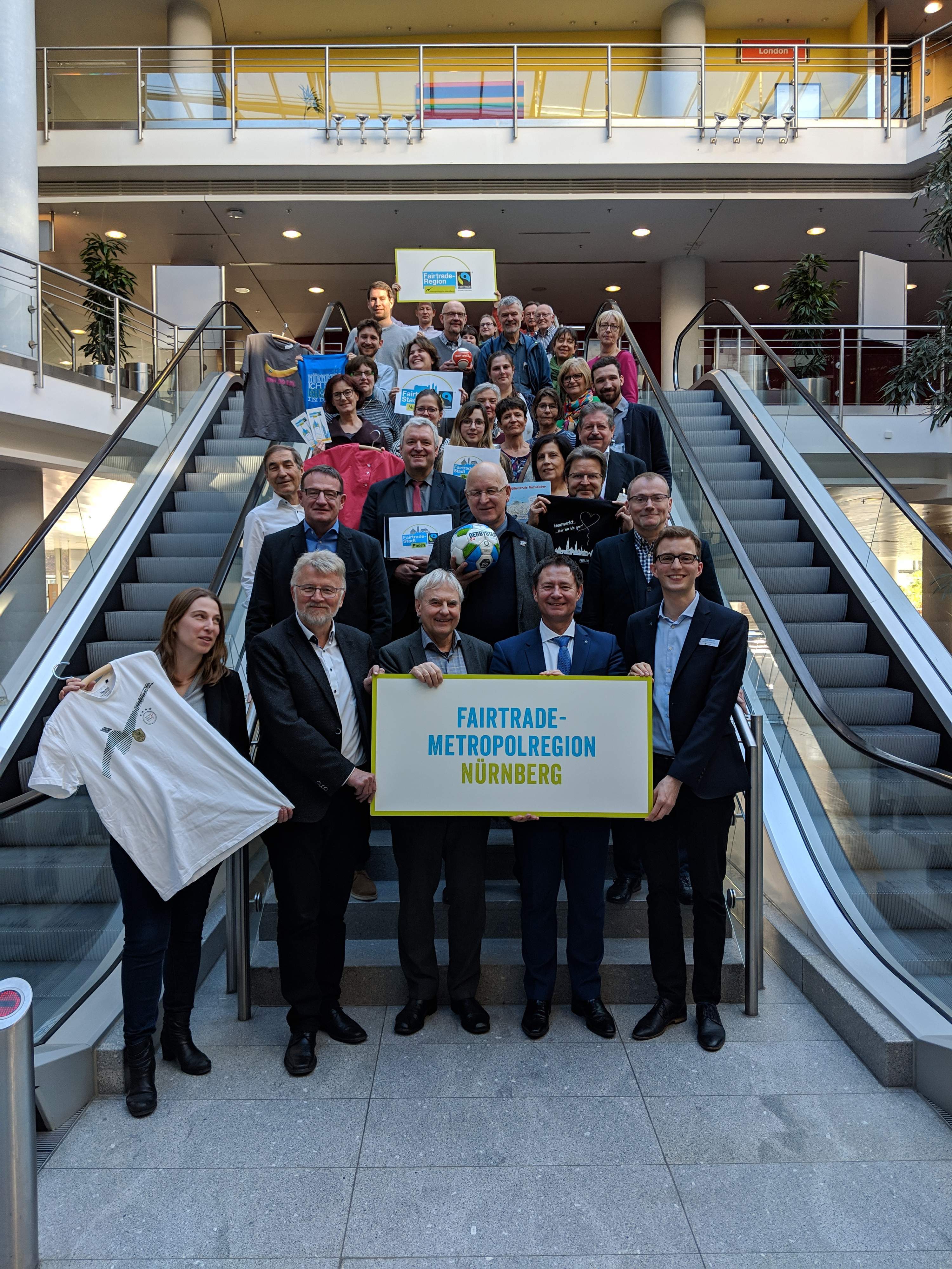 Mitglieder des Initiativkreises Faire Metropolregion nehmen den Titel „Faire Europäische Metropolregion“ von Fairtrade Deutschland entgegen.