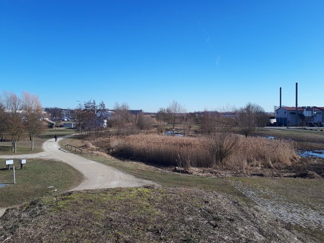 Weg entlang des Bucher Landgrabens