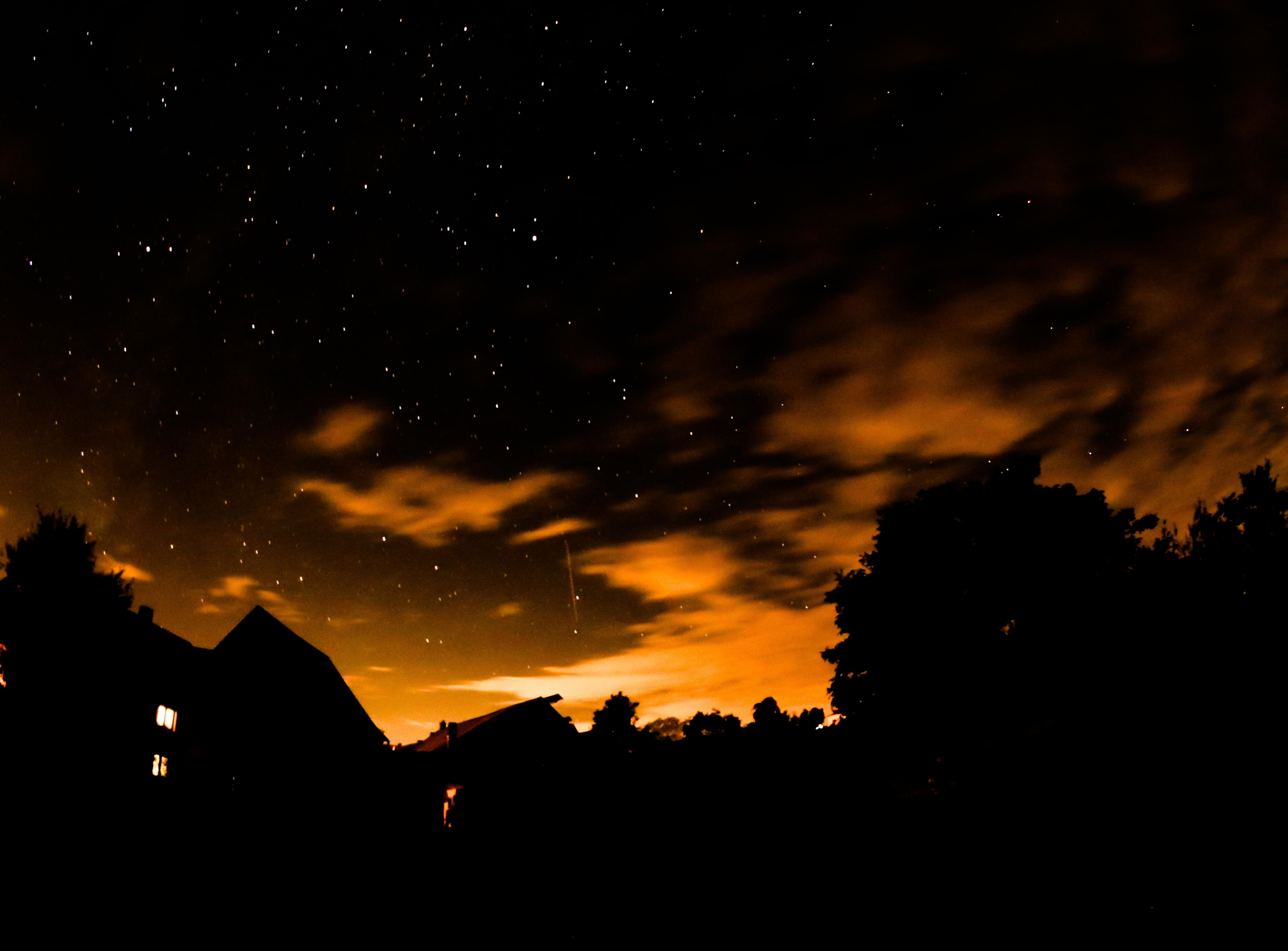 In den hell erleuchteten Städten ist der Sternenhimmel kaum noch zu sehen. Um das Problem der Lichtverschmutzung stärker ins Bewusstsein zu rücken, lautet daher das Thema des diesjährigen Astronomietages in Anlehnung an eine bekannte Filmreihe „Möge die Nacht mit uns sein“.
