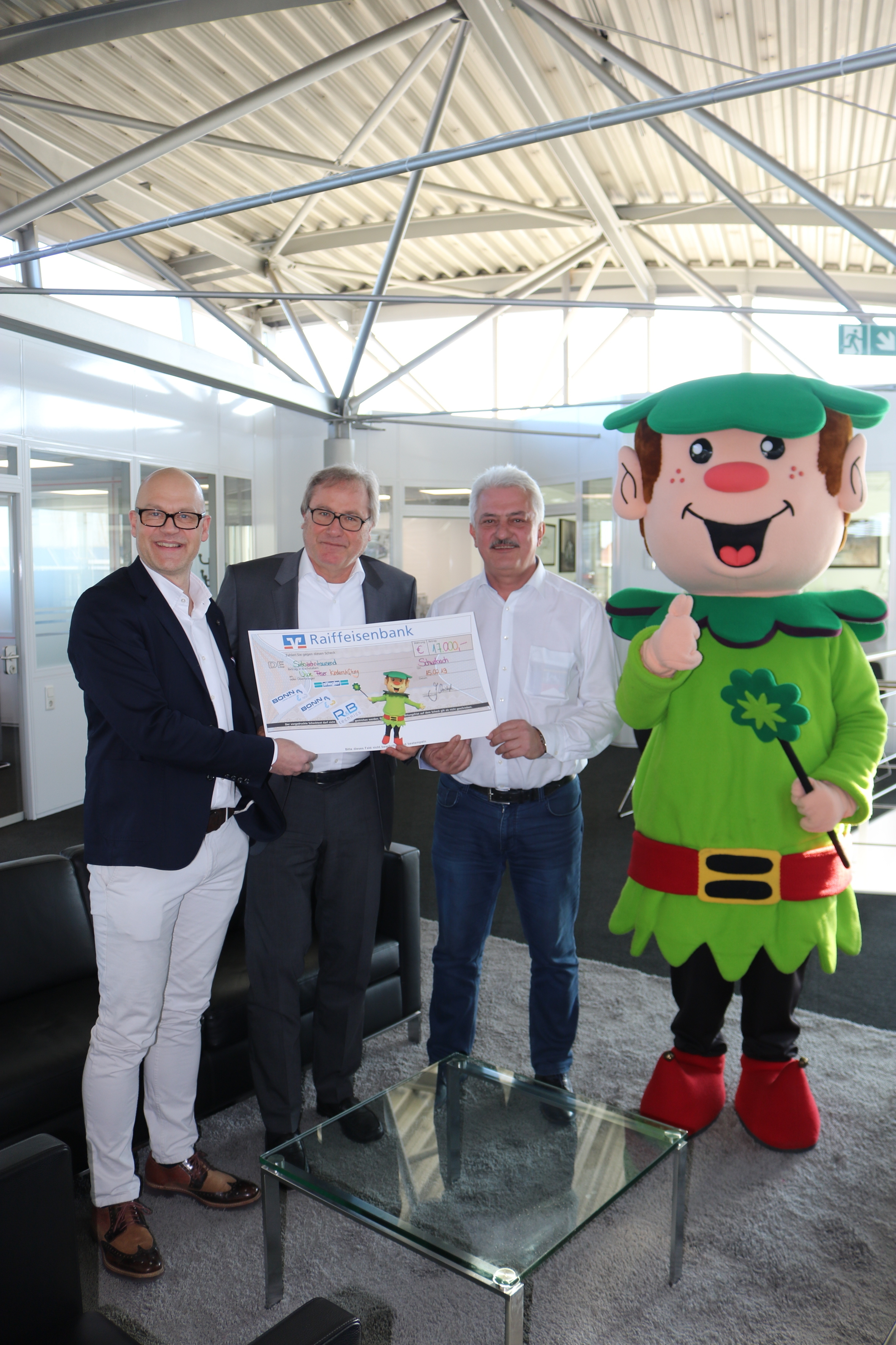 Bei der Spendenübergabe mit Maskottchen Elfi (v.l.) Michael Berger (Geschäftsführer R&B Technics, Bonn Dienstleistungs GmbH), Uwe Feser und Sreten Radojicic.