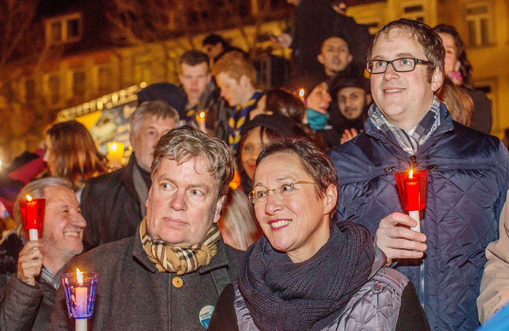 (Foto: A. Seebeck, Erlangen) - Erlangen: Großer Kerzen-Lichterzug zum Schlossplatz mit Kundgebung