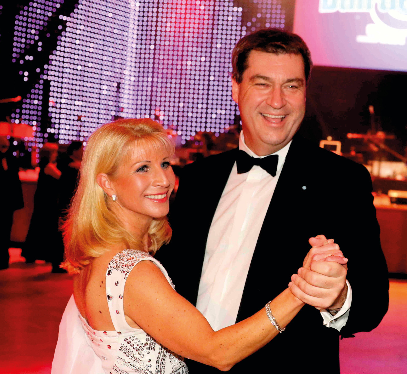 Gut gelaunt: Dr. Markus Söder und Gattin Karin Baumüller-Söder beim Tanz.