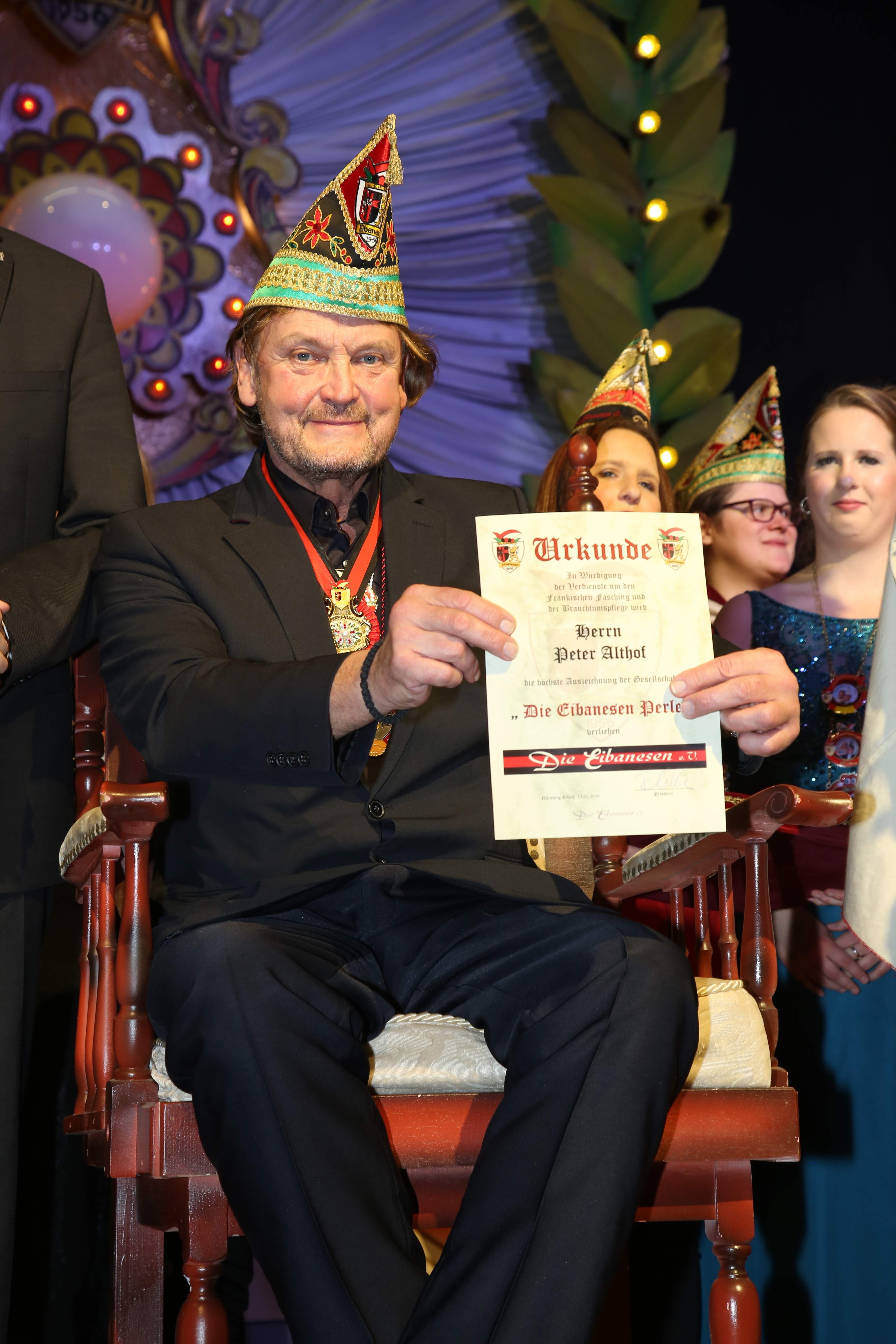 Stolz zeigt Peter Althof seine Urkunde von den Eibanesen.