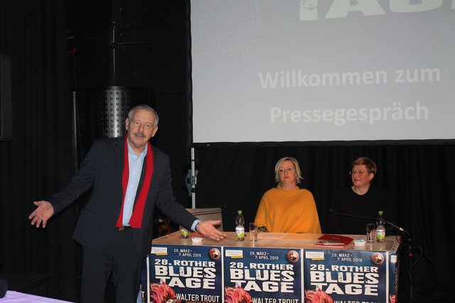 Offen für Neues: Bürgermeister Hans Raithel - zusammen mit Silke Rieger und Karin Probst (r.) - freut sich auf den Start am 29. März. | Foto: © Victor Schlampp