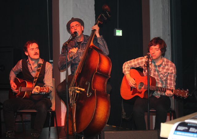 Drei Musiker der Band Smokestack Lightnin' zeigen Kostprobem ihres Könnens. | Foto: © Victor Schlampp