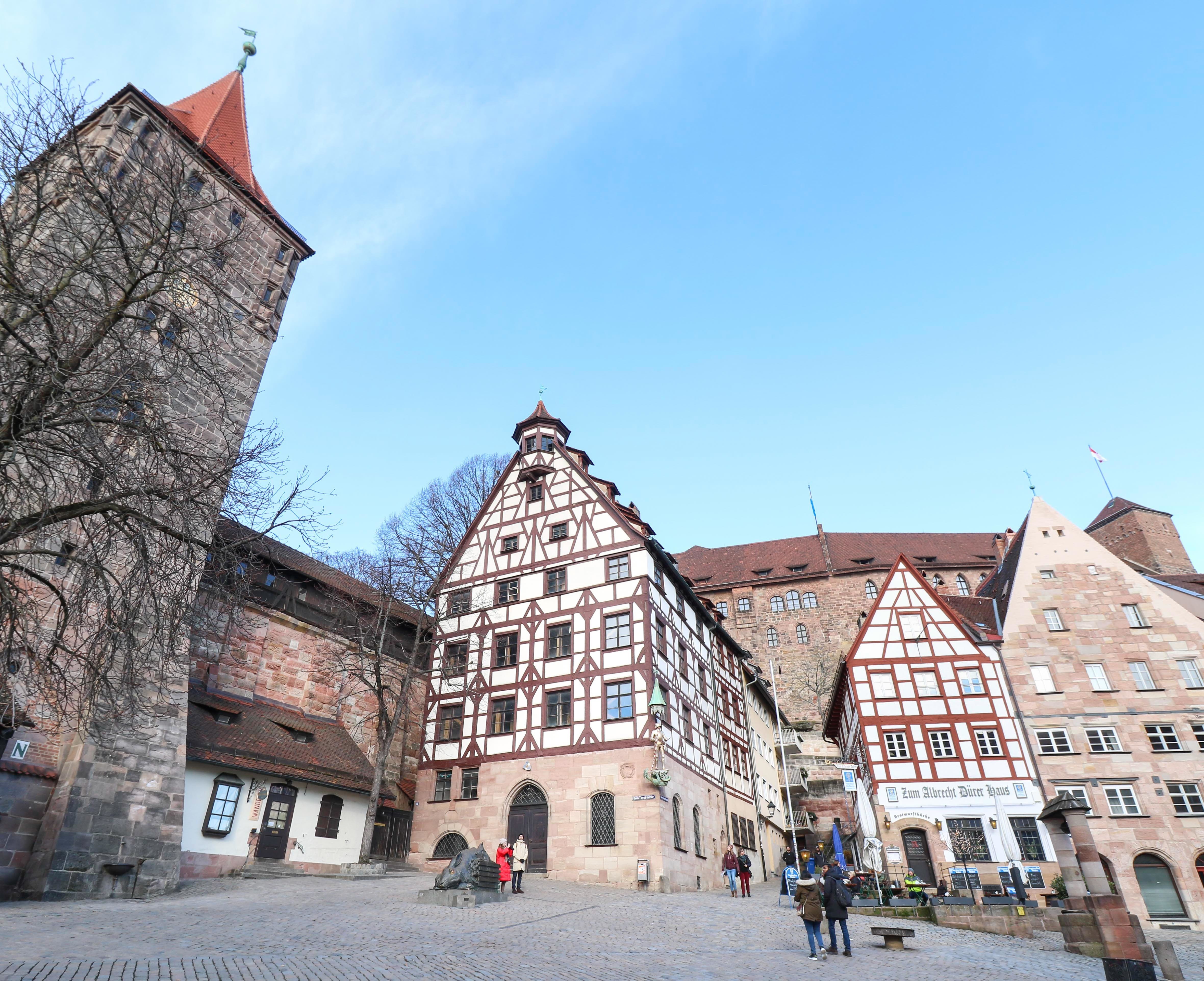 Das Pilatushaus (Mitte) ist eines der wenigen Bürgerhäuser aus der Spätgotik (erbaut 1489).