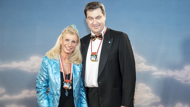 Als Ministerpräsident verzichtet er aufs ausgefallene Kostüm: Dr. Markus Söder mit Ehefrau Karin. | Foto: BR/Philipp Kimmelzwinger