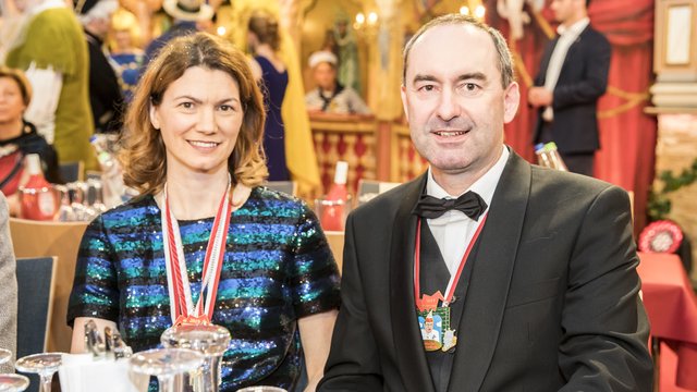 Hubert Aiwanger, stellvertretender Bayerischer Ministerpräsident, mit Frau Tanja Schweiger. | Foto: BR/Philipp Kimmelzwinger