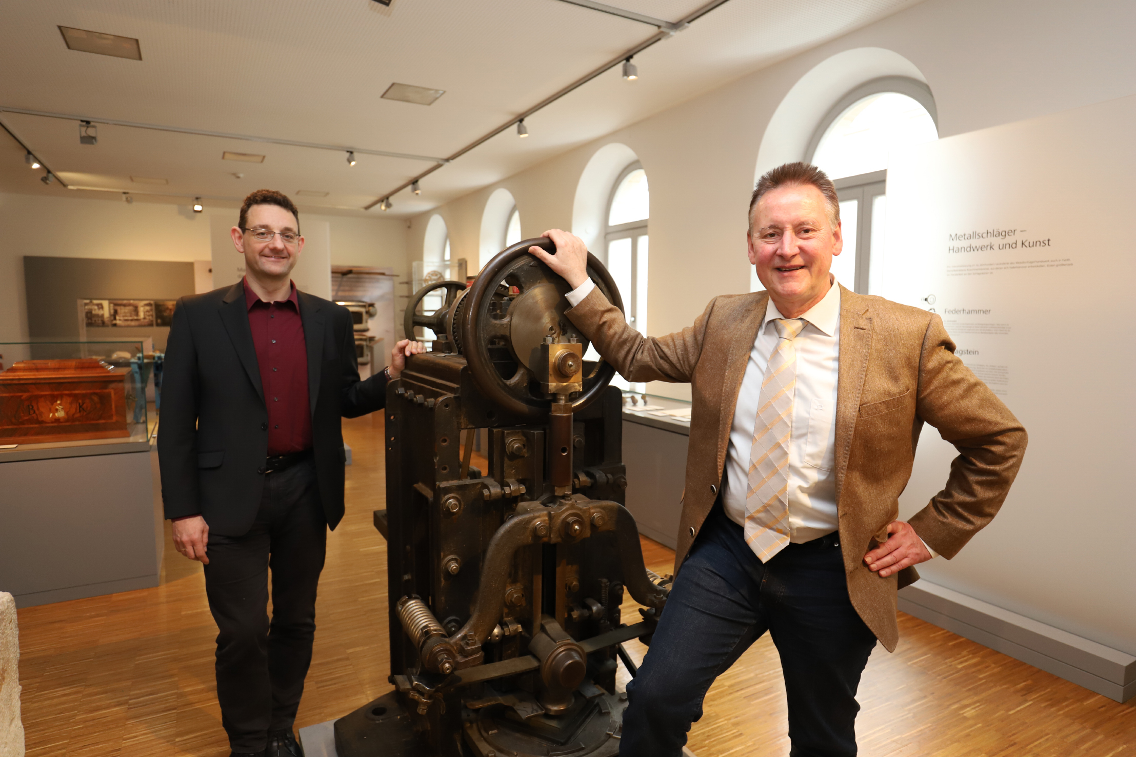 OB Thomas Jung, hier mit Stadtarchivar Martin Schramm (links), zog im Stadtmuseum Bilanz zum Jubiläumsjahr „200 Jahre eigenständig“.
