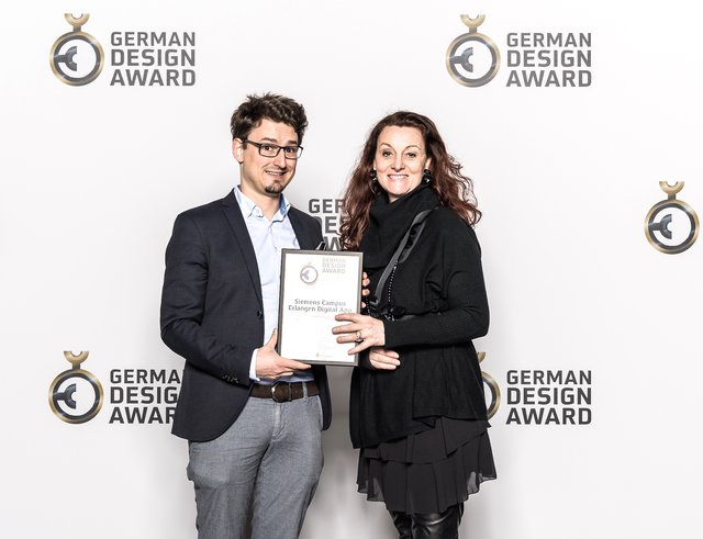 Andreas Zeitler vom Start-up VuFrame und Gabriele Engel von Siemens Real Estate nehmen die Auszeichnung bei der German Design Award Verleihung in Frankfurt am Main entgegen. Foto: © Siemens AG