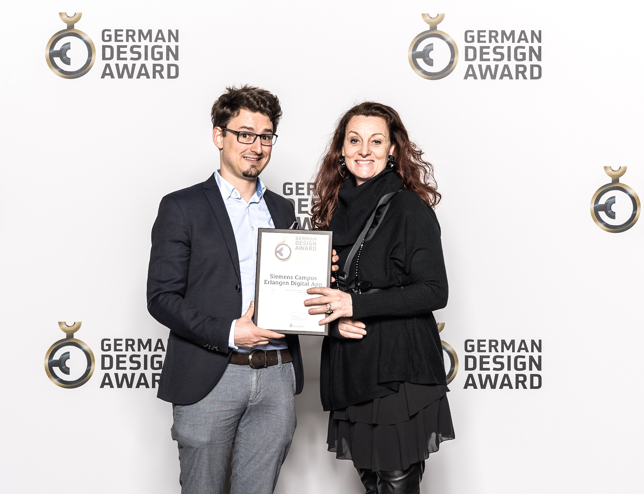 Andreas Zeitler vom Start-up VuFrame und Gabriele Engel von Siemens Real Estate nehmen die Auszeichnung bei der German Design Award Verleihung in Frankfurt am Main entgegen. Foto: © Siemens AG