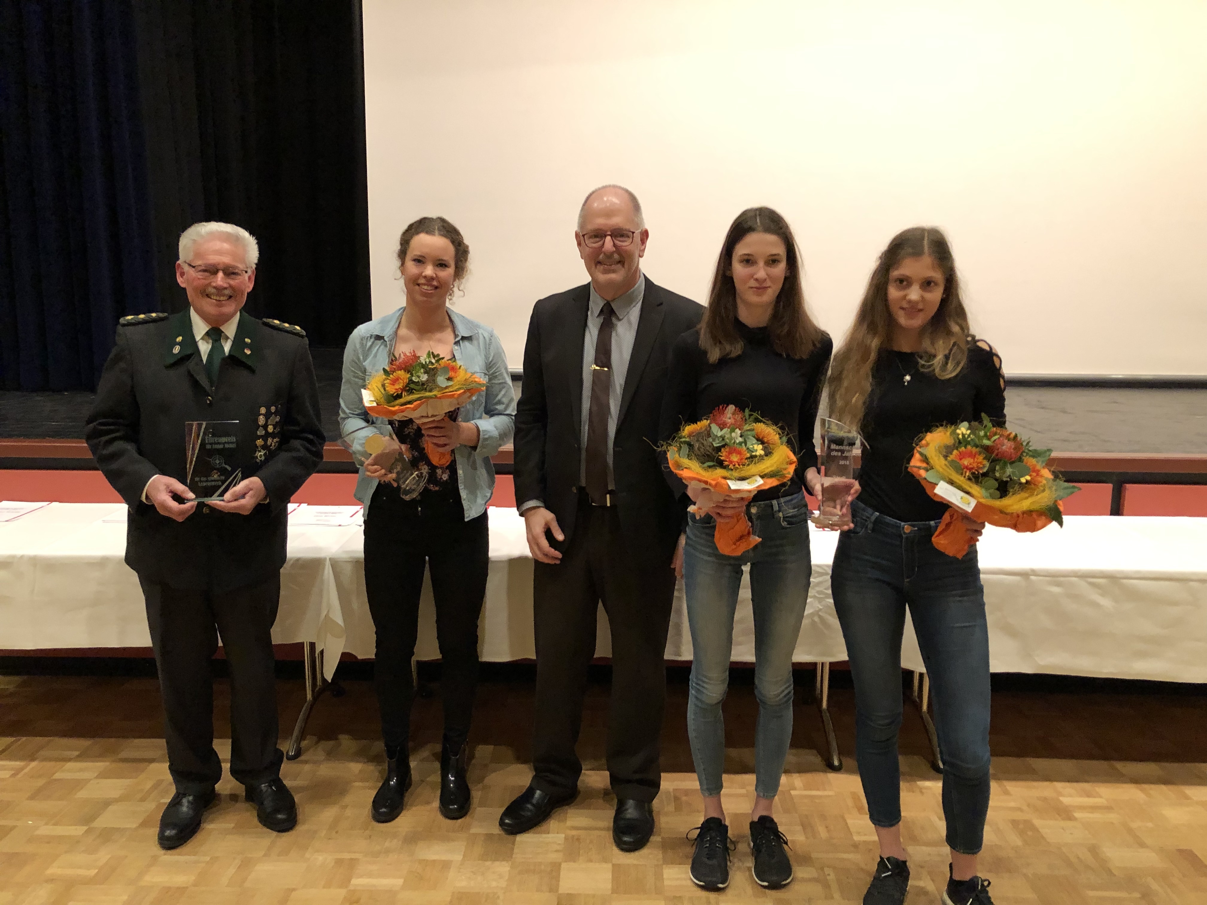 Bürgermeister Thomas Zwingel gratuliert den Sportlern des Jahres.
