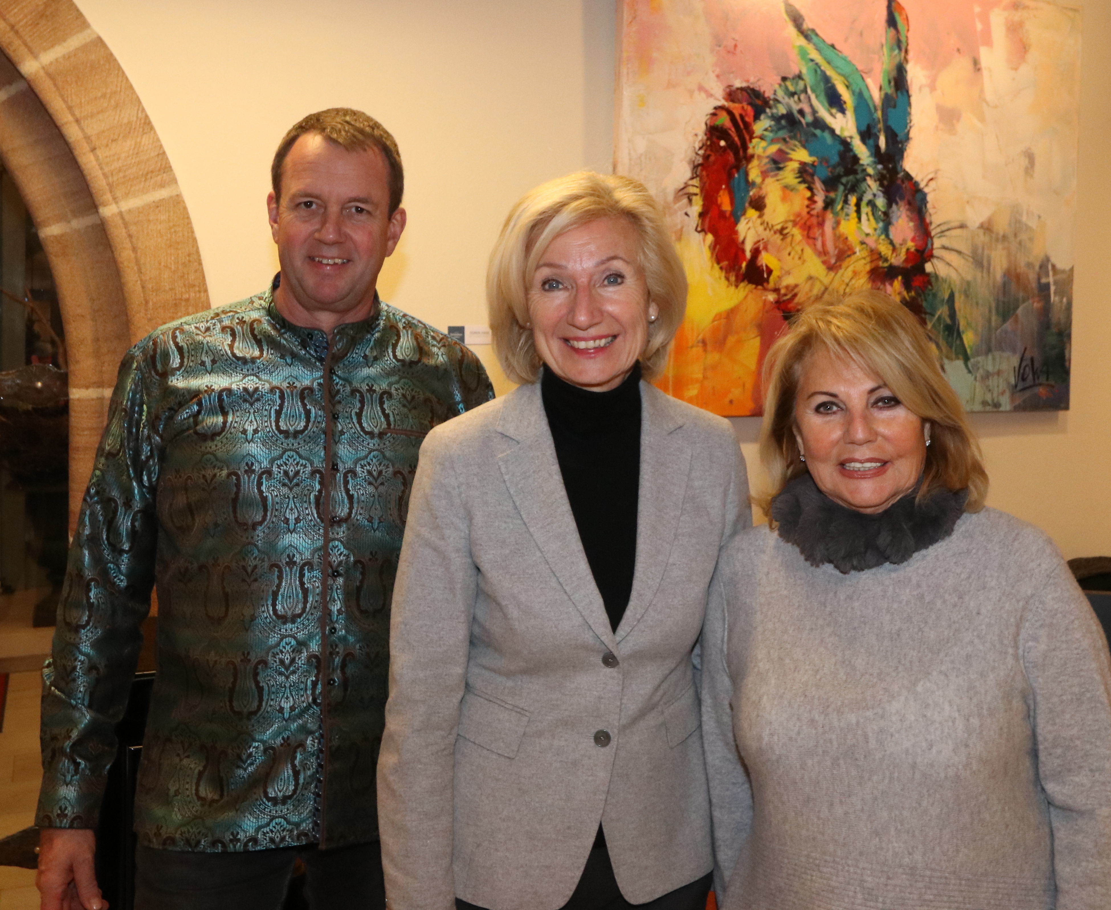 Galerist Jörg Steffen Meister begrüßt Kulturreferentin Prof. Julia Lehner (M.) und Sissy Kleinke-Kühnel.
