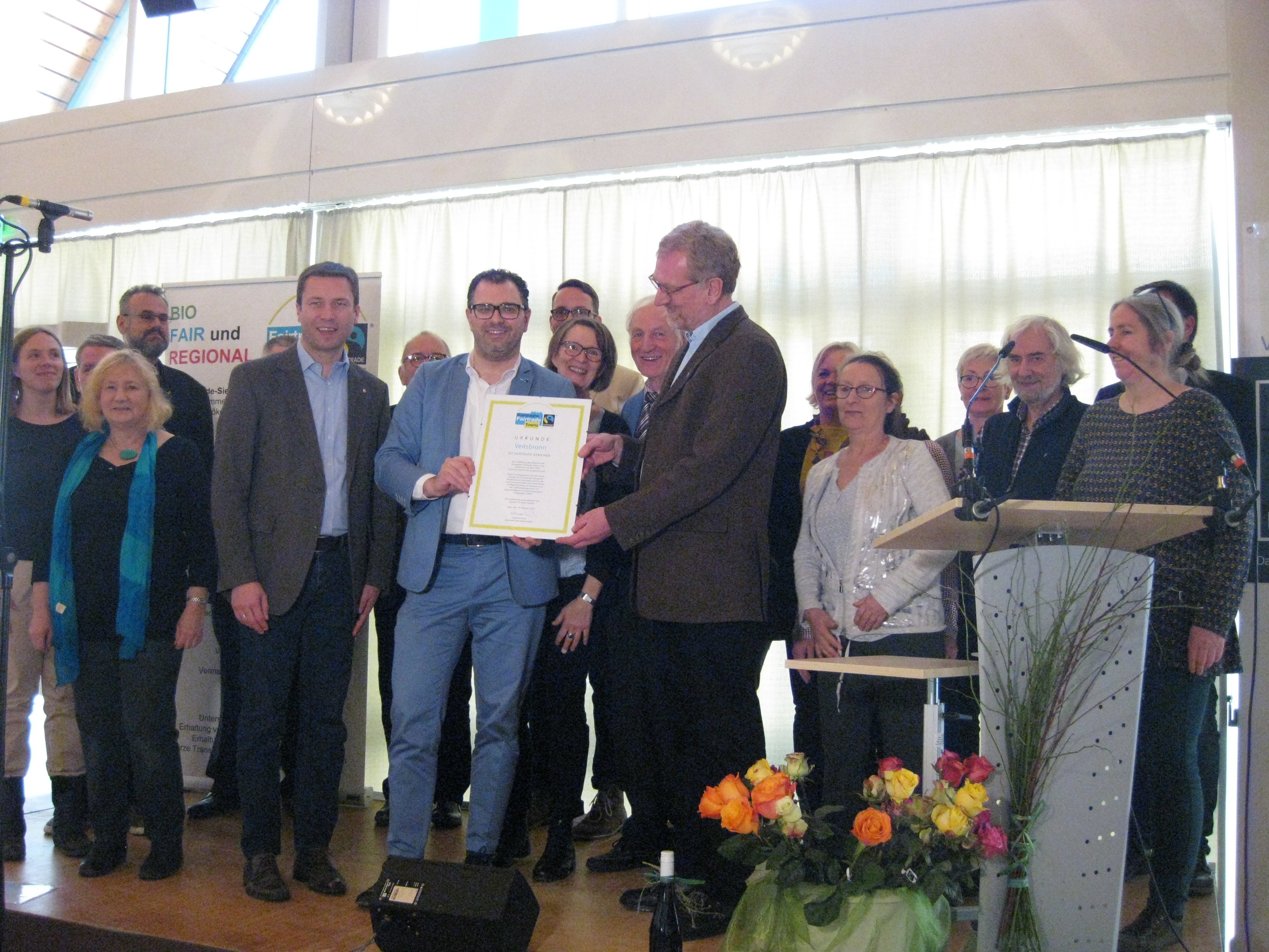 Fairtrade-Ehrenbotschafter Manfred Holz (mitte) lobte das Engagement der Veitsbronner, das auch Bürgermeister Marco Kistner (mit Urkunde)und Landrat Matthias Dießl (links), der nun sechs FairTrade-Kommunen in seinem Landkreis verzeichnen kann, beeindruckte.