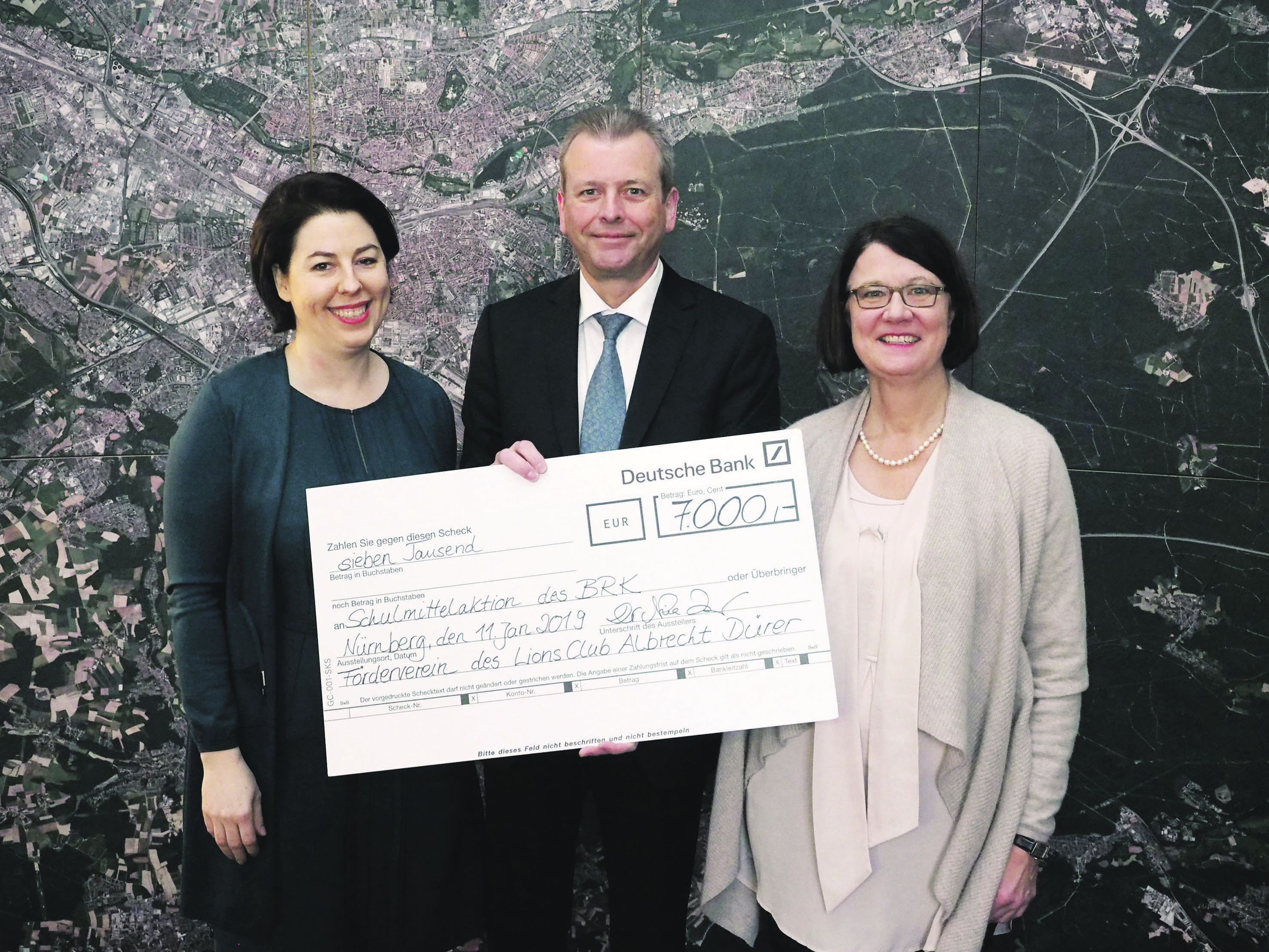Clubpräsidentin Dr. Nina Zeitler (li.) und Karin Wittenstein überreichen den Scheck an Nürnbergs OB Dr. Ulrich Maly.