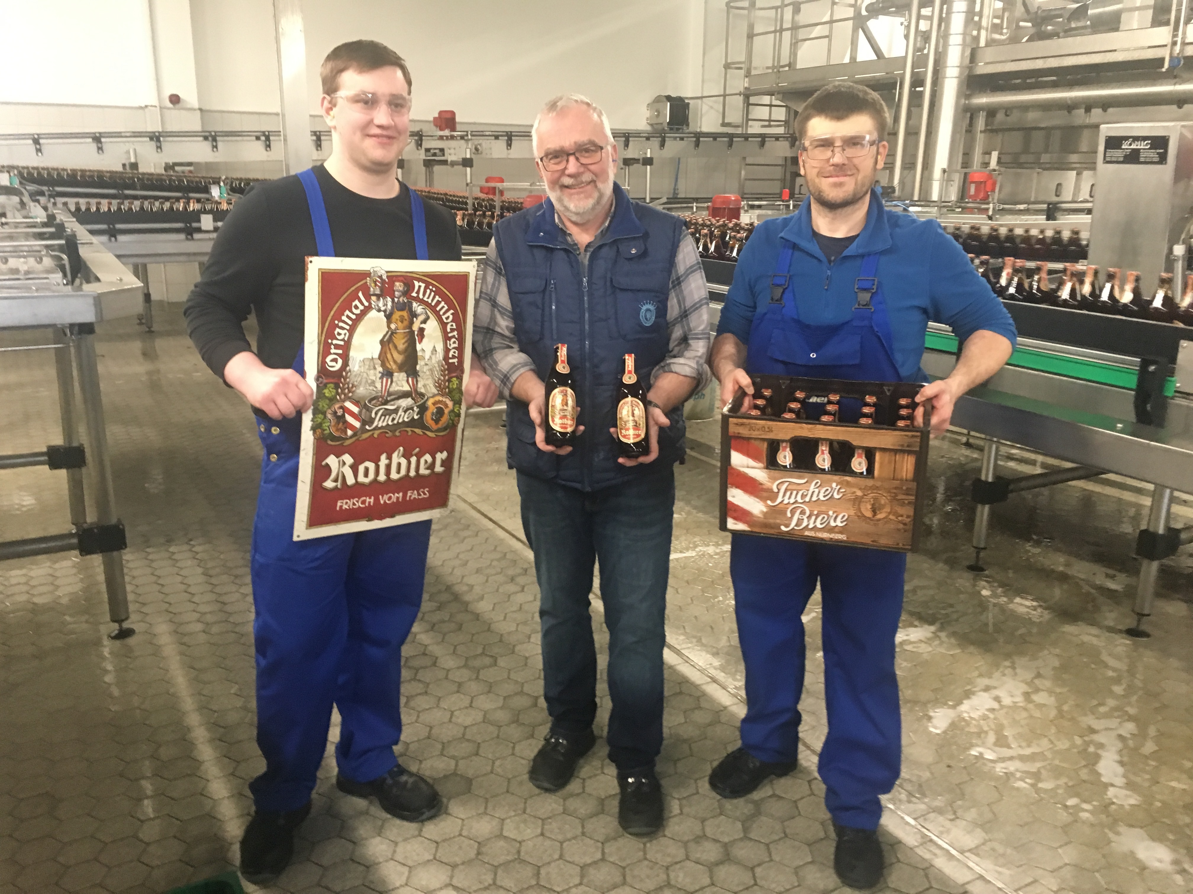 Karl-Heinz Scherbel (Leitung Abfüllung, M.) und seine Kollegen präsentieren das Original Nürnberger Rotbier, das dieser Tage in den Handel gekommen ist.