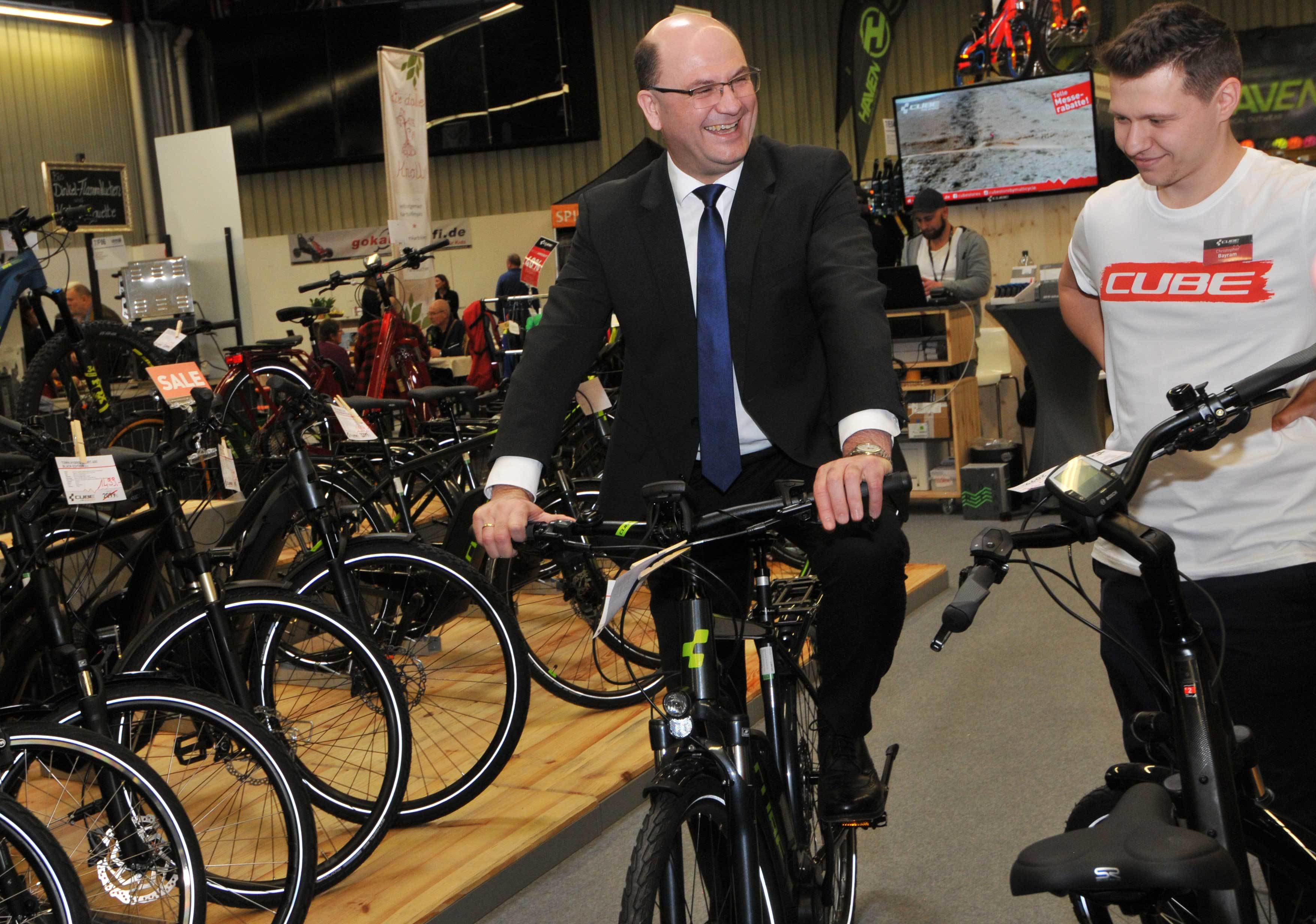 Albert Füracker, MdL, Bayerischer Staatsminister der Finanzen und für Heimat, testet auf der Freizeit Messe Nürnberg ein Fahrrad für den ersten Frühlings-Ausflug.