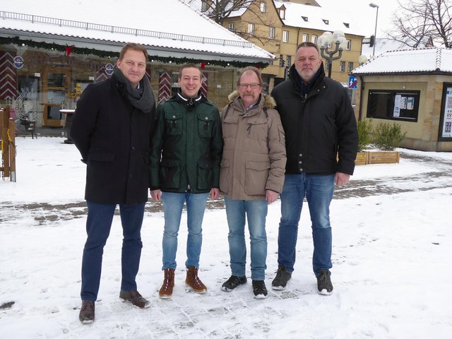 v.l.n.r.: Marco Bauer, Vorstandsmitglied der "Närrischen Siedler Lichteneiche Forchheim e.V.", der Jugendbeauftragte der Stadt Forchheim, Josua Flierl, Roland Brütting, Sachgebietsleiter Straßenverkehrsamt und Feuerwehrwesen und Klaus Backer, Leiter Amt für öffentliche Sicherheit und Ordnung auf dem Paradeplatz Forchheim. | Foto: Stadt Forchheim 