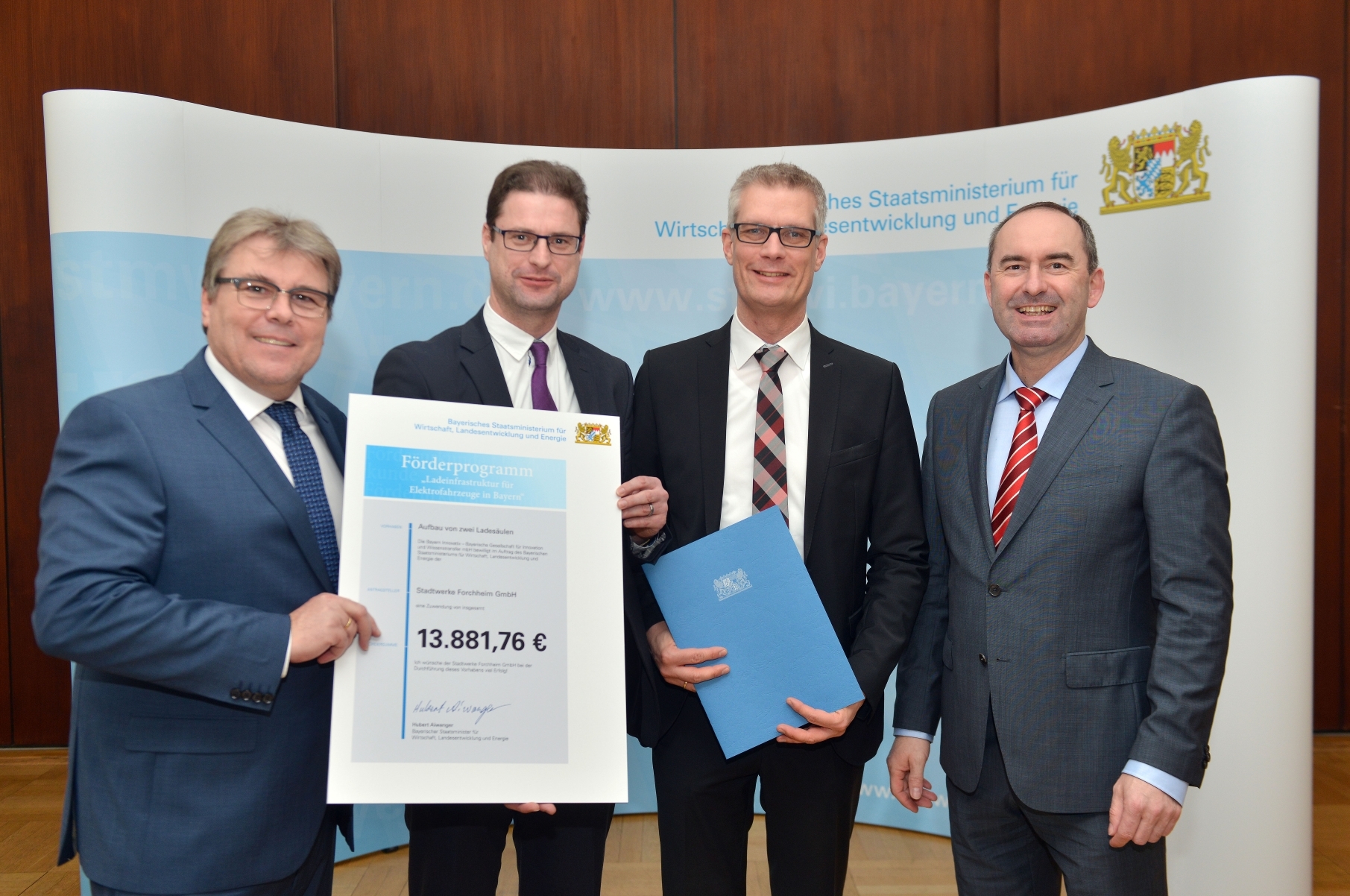 Dirk Samel; Stadtwerke Forchheim, Mathias Reznik, kfm. Geschäftsführer der Stadtwerke Forchheim und Oberbürgermeister Dr. Uwe Kirschstein freuen sich über den Förderbescheid aus der Hand von Staatsminister Hubert Aiwanger (von links).