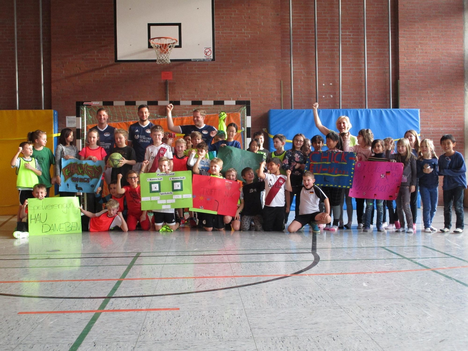 Die Hort-Fußballmannschaften hatten viel Spaß beim eigenen Fußballturnier mit den Funzl-Kickers e.V.