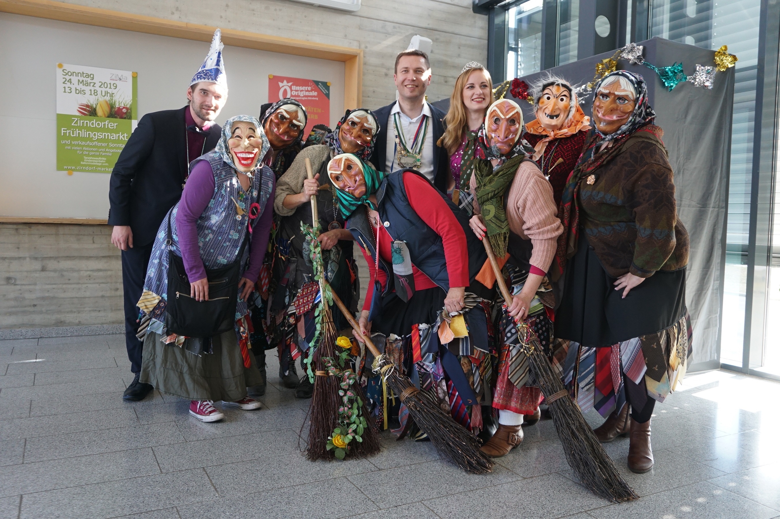 Weiberfasching im Landratsamt: Landrat Matthias Dießl konnte wieder zahlreiche Närrinnen und Hexen begrüßen.