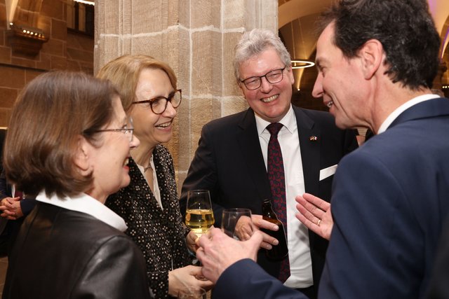 Honorarkonsul Dr. Matthias Everding (2.v.re.) im Gespräch mit Gästen. | Foto: © Kurt Fuchs/IHK